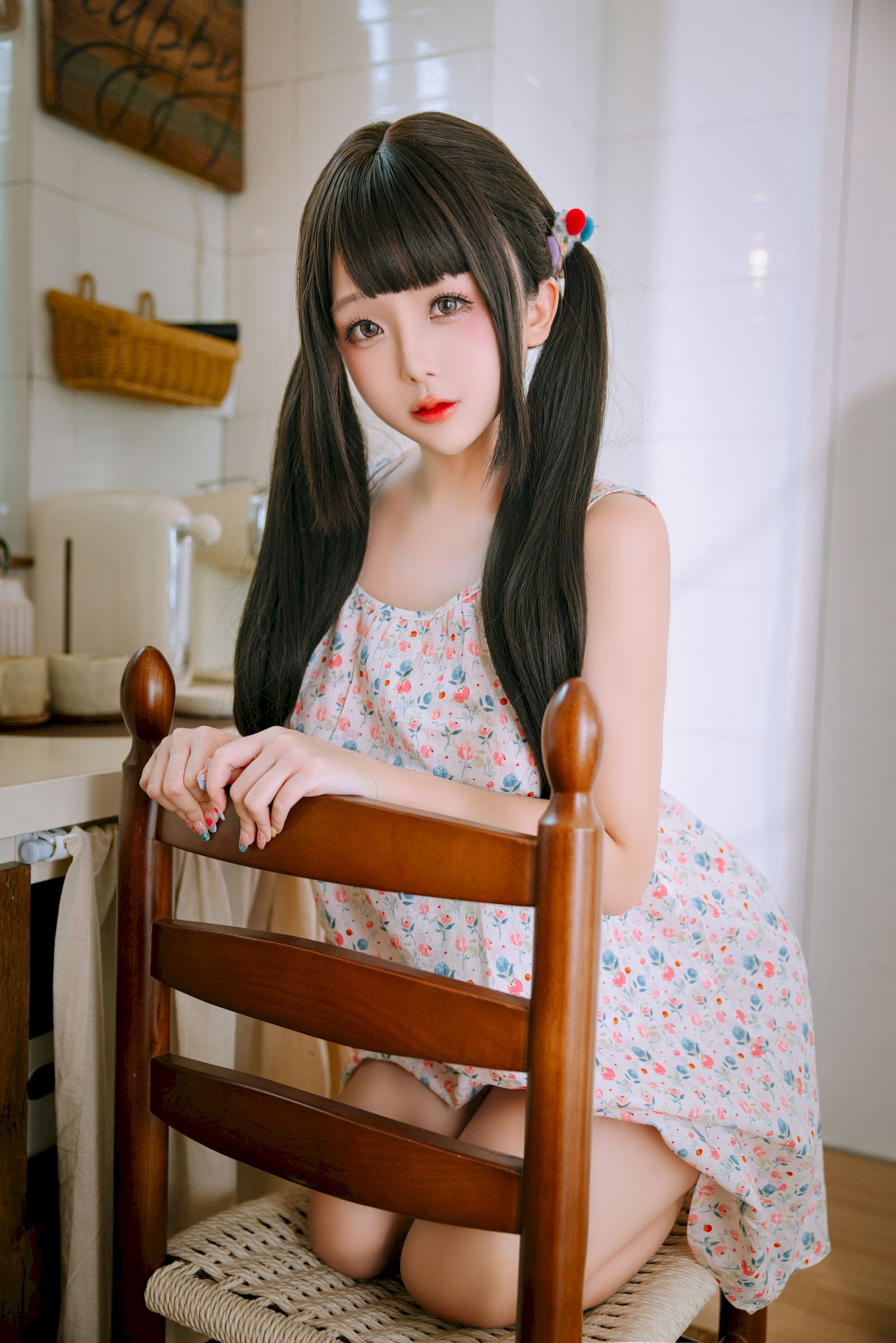 日奈娇双马尾碎花吊裙青春甜美裙装美图