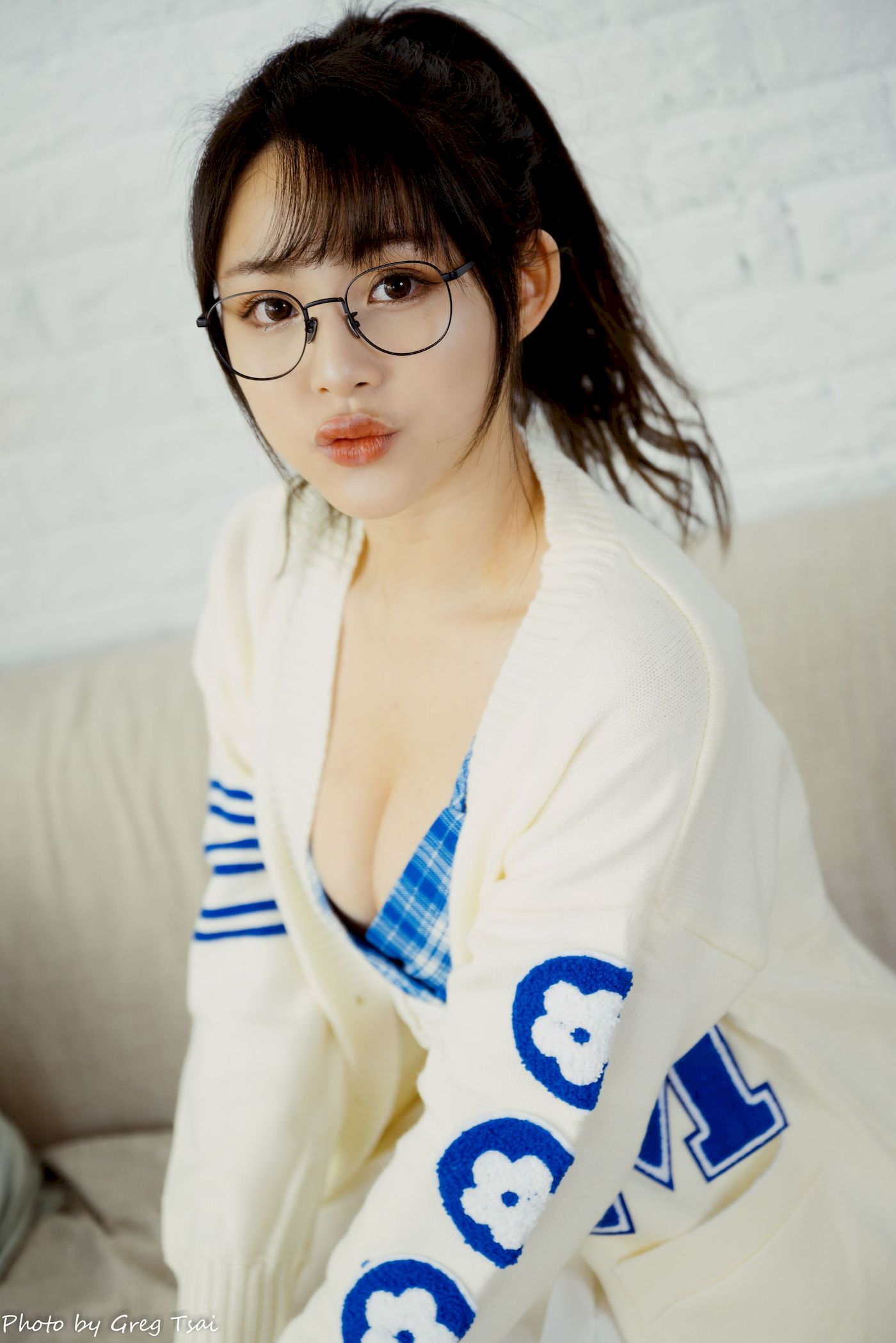 Ashley素色毛衣搭配白色百褶裙居家写真