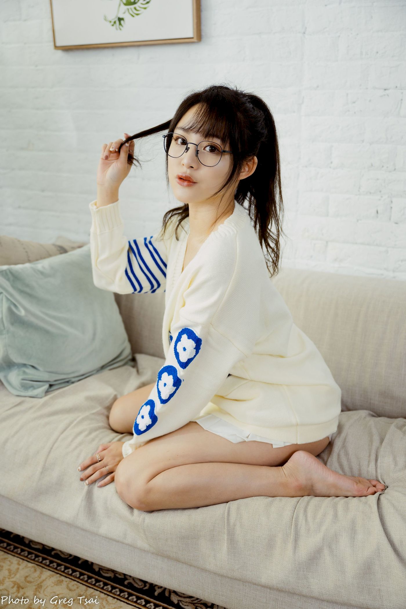 Ashley素色毛衣搭配白色百褶裙居家写真