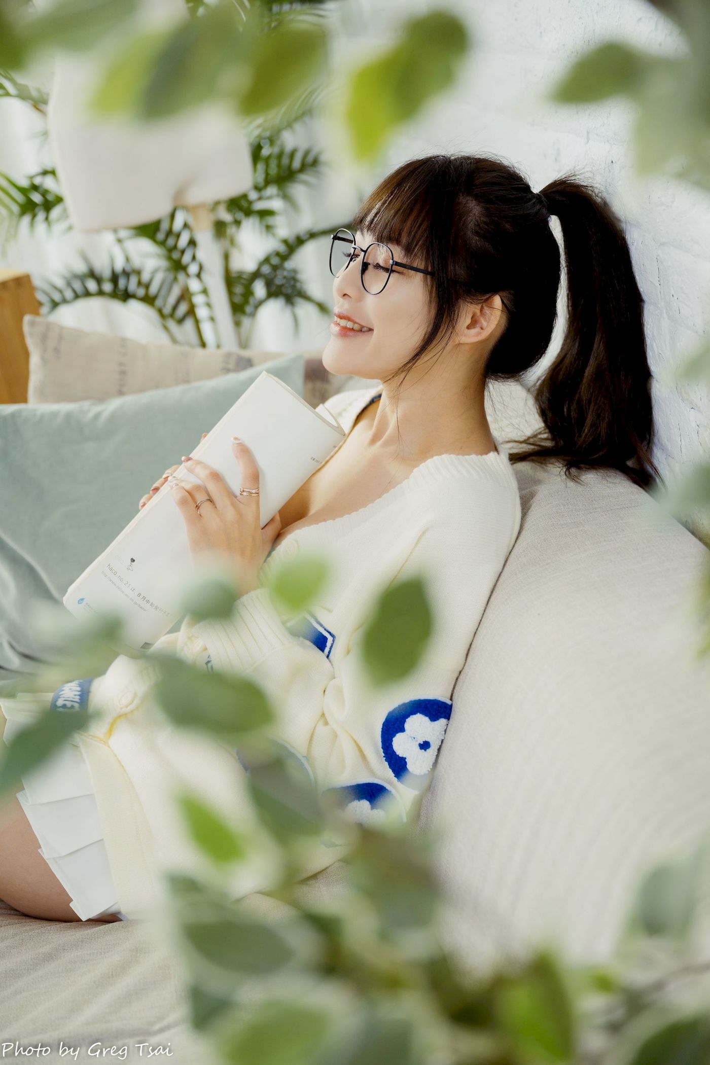 Ashley素色毛衣搭配白色百褶裙居家写真