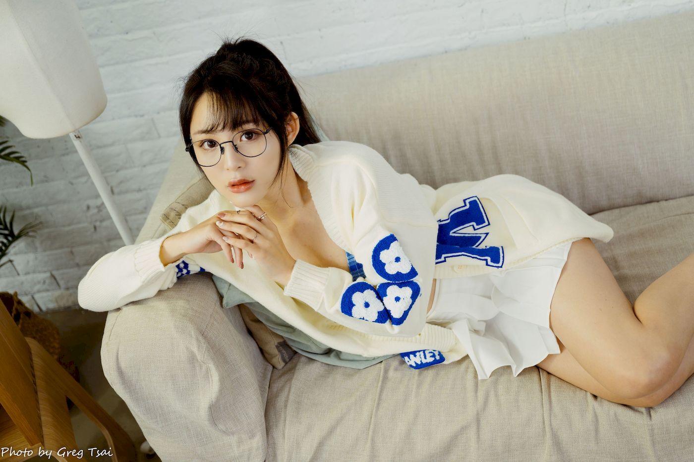 Ashley素色毛衣搭配白色百褶裙居家写真