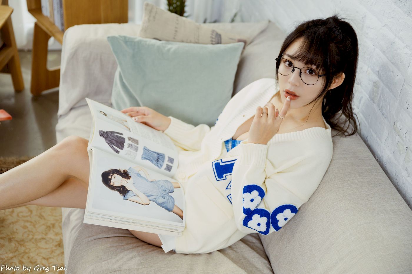 Ashley素色毛衣搭配白色百褶裙居家写真