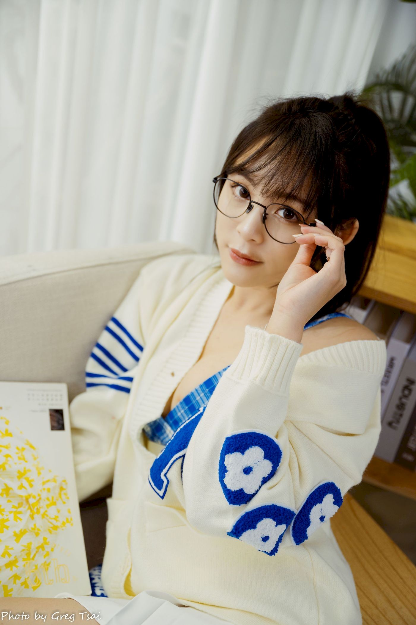 Ashley素色毛衣搭配白色百褶裙居家写真