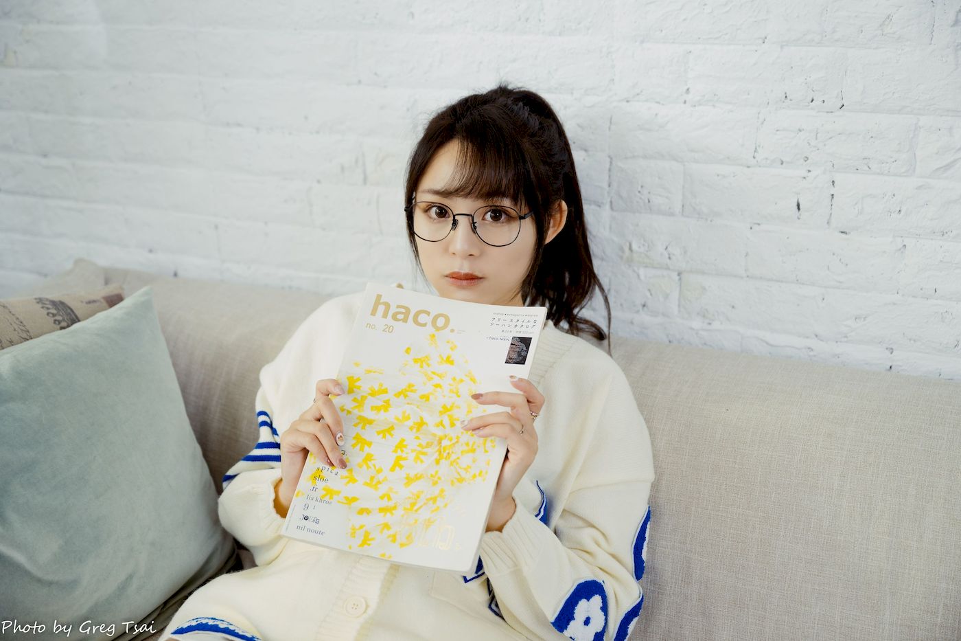 Ashley素色毛衣搭配白色百褶裙居家写真