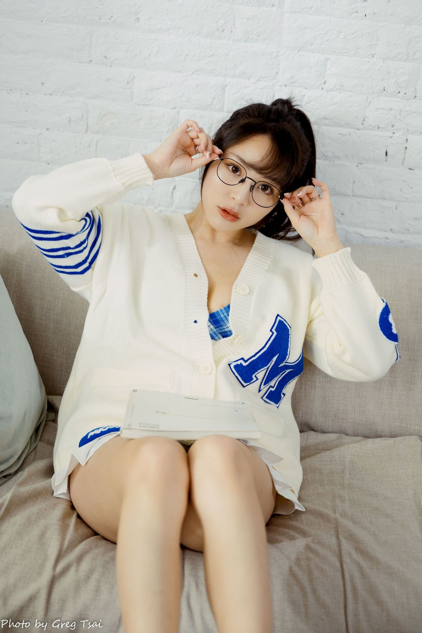 Ashley素色毛衣搭配白色百褶裙居家写真