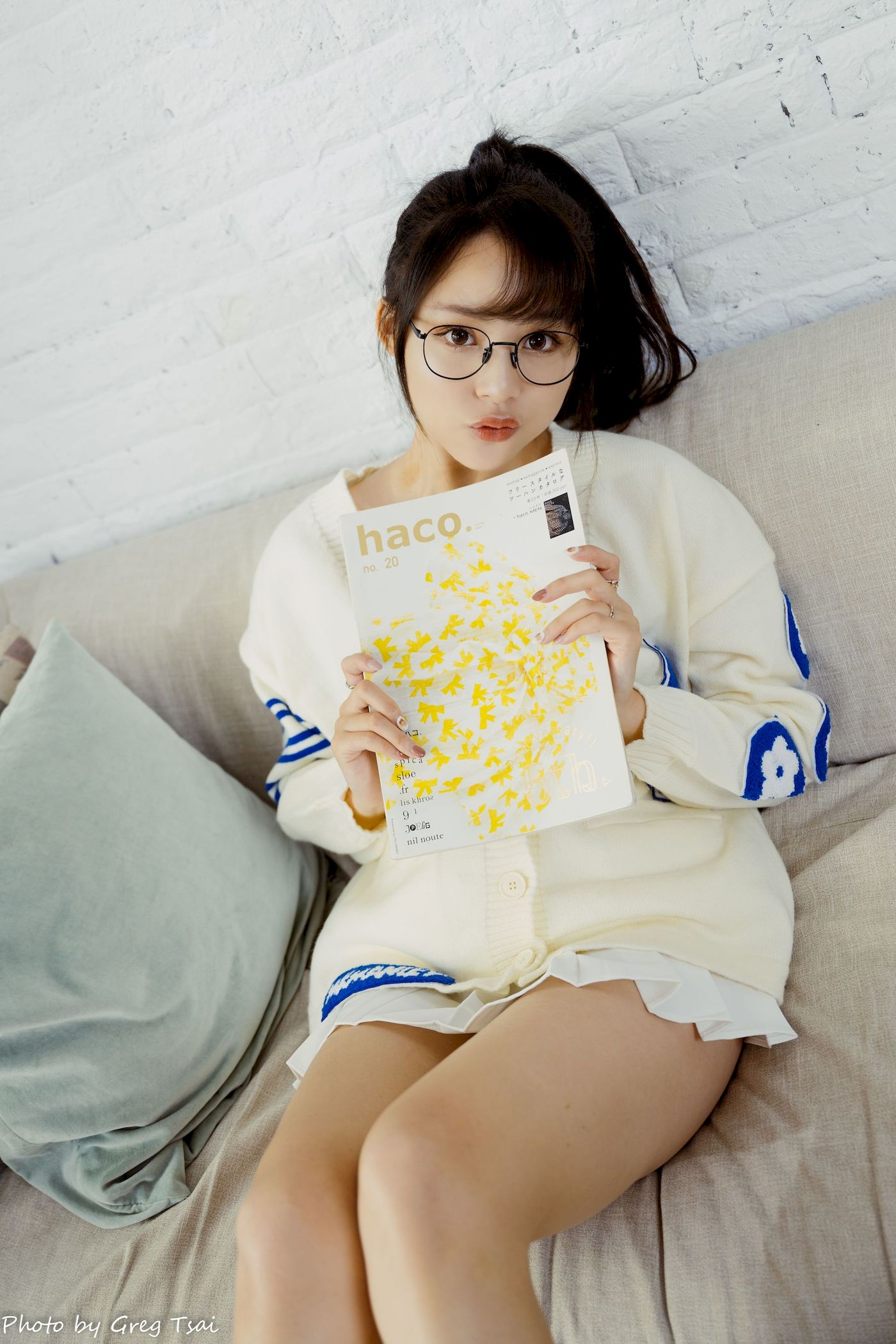 Ashley素色毛衣搭配白色百褶裙居家写真