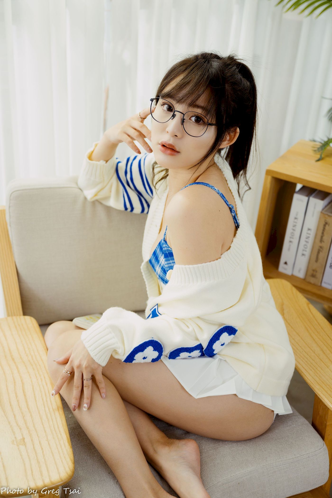 Ashley素色毛衣搭配白色百褶裙居家写真