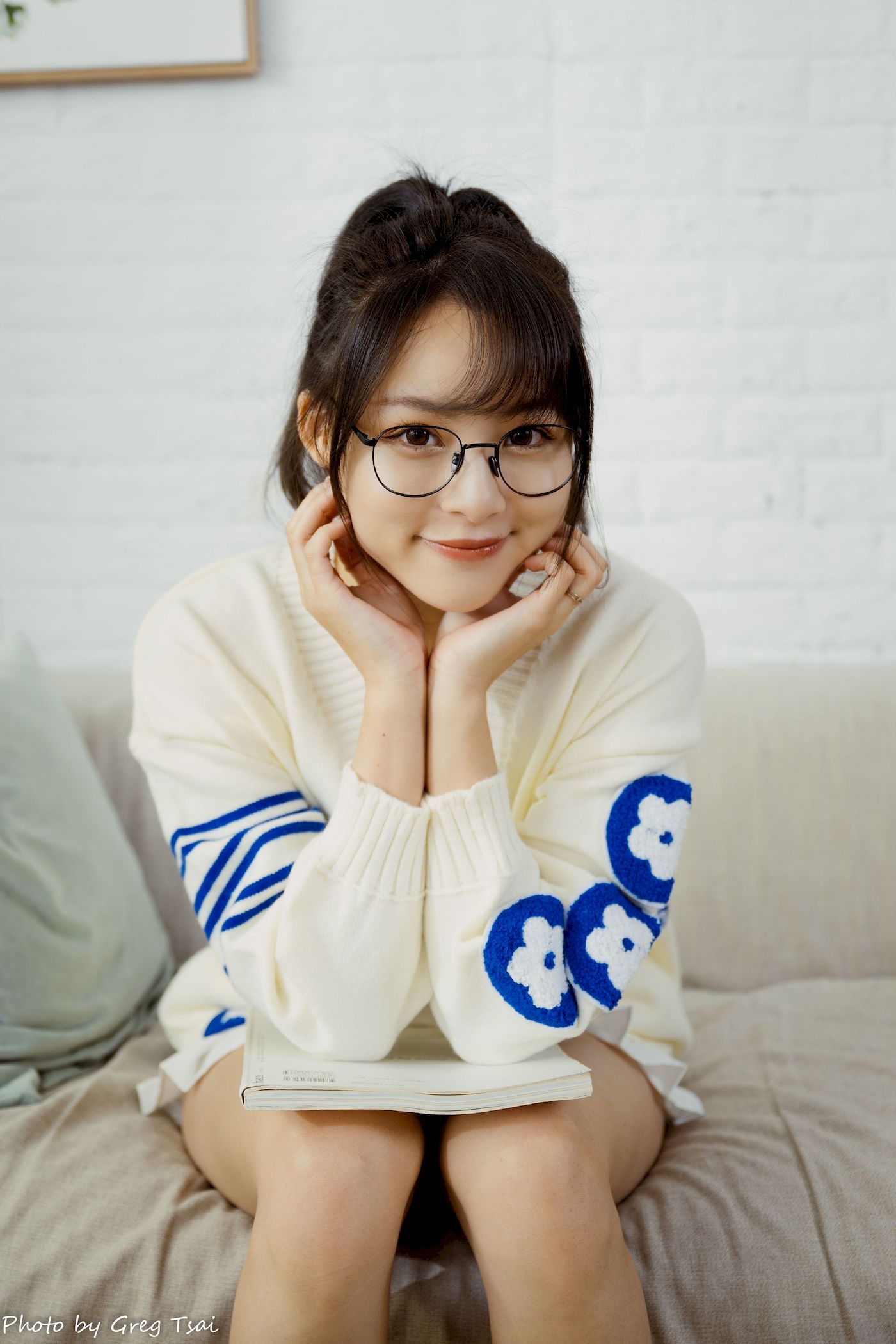 Ashley素色毛衣搭配白色百褶裙居家写真