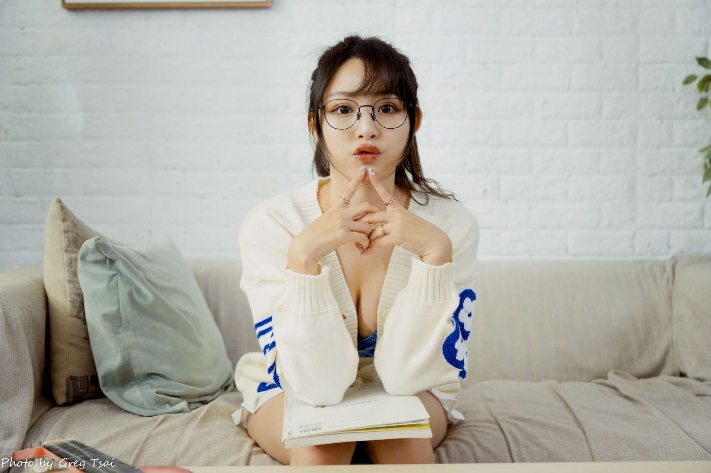 Ashley素色毛衣搭配白色百褶裙居家写真