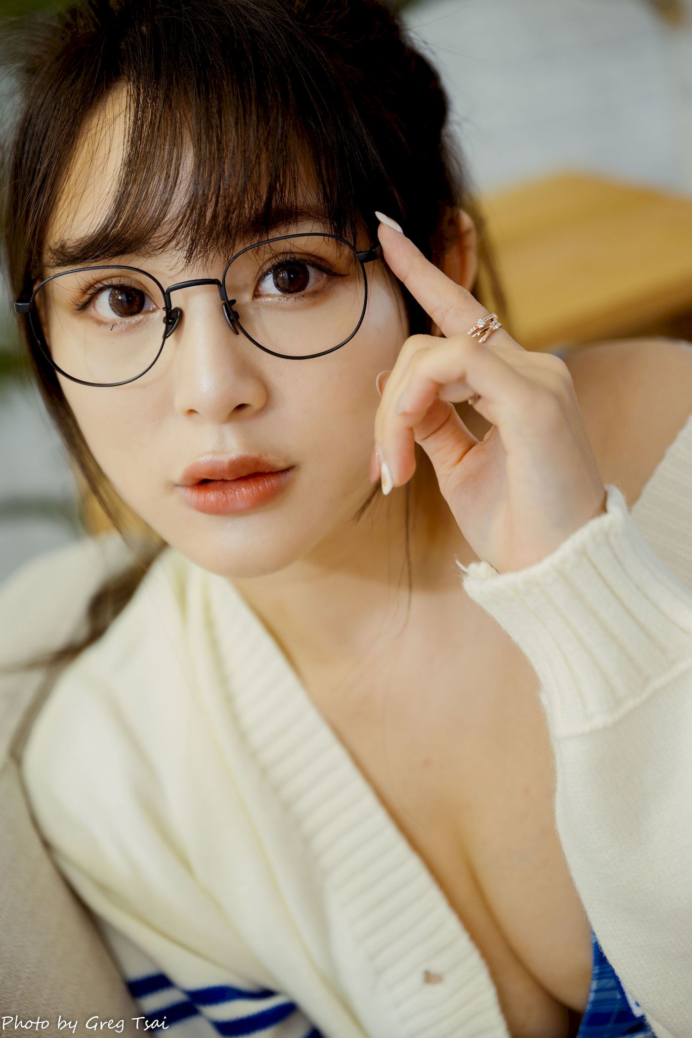 Ashley素色毛衣搭配白色百褶裙居家写真