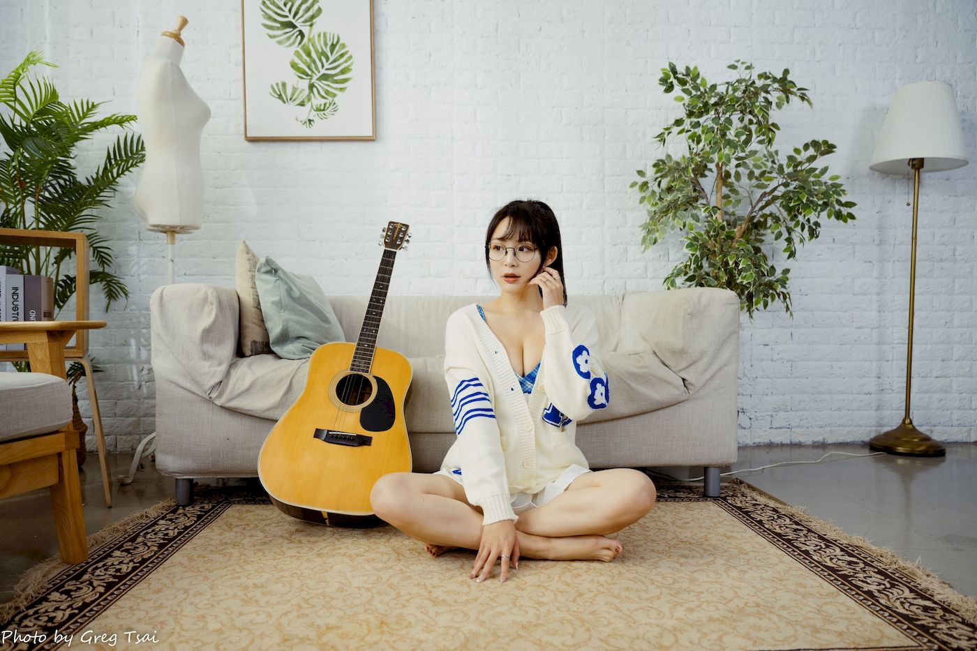 Ashley素色毛衣搭配白色百褶裙居家写真