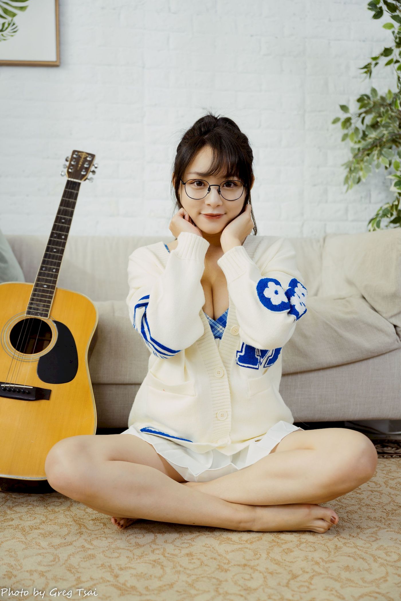 Ashley素色毛衣搭配白色百褶裙居家写真