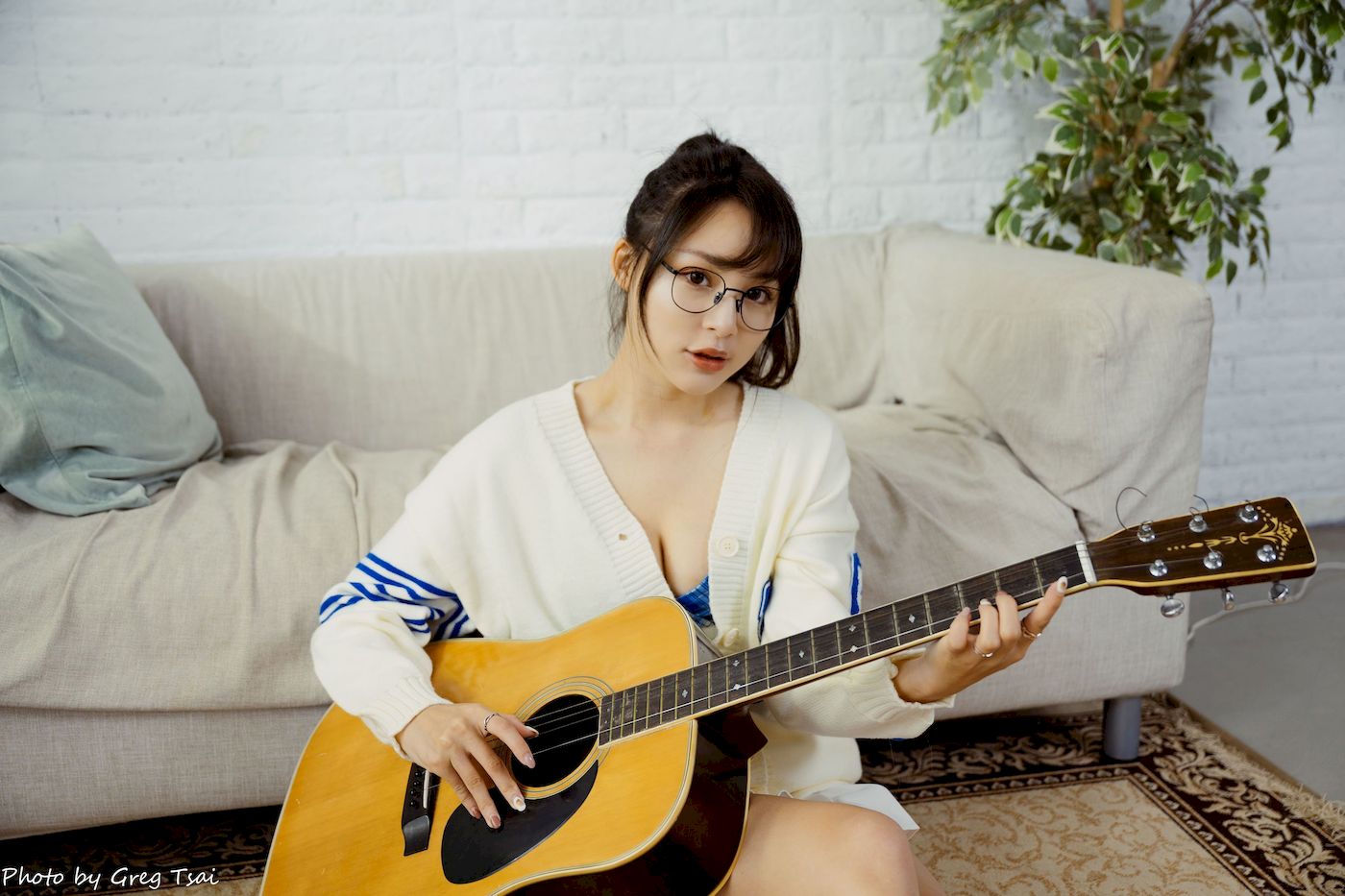 Ashley素色毛衣搭配白色百褶裙居家写真