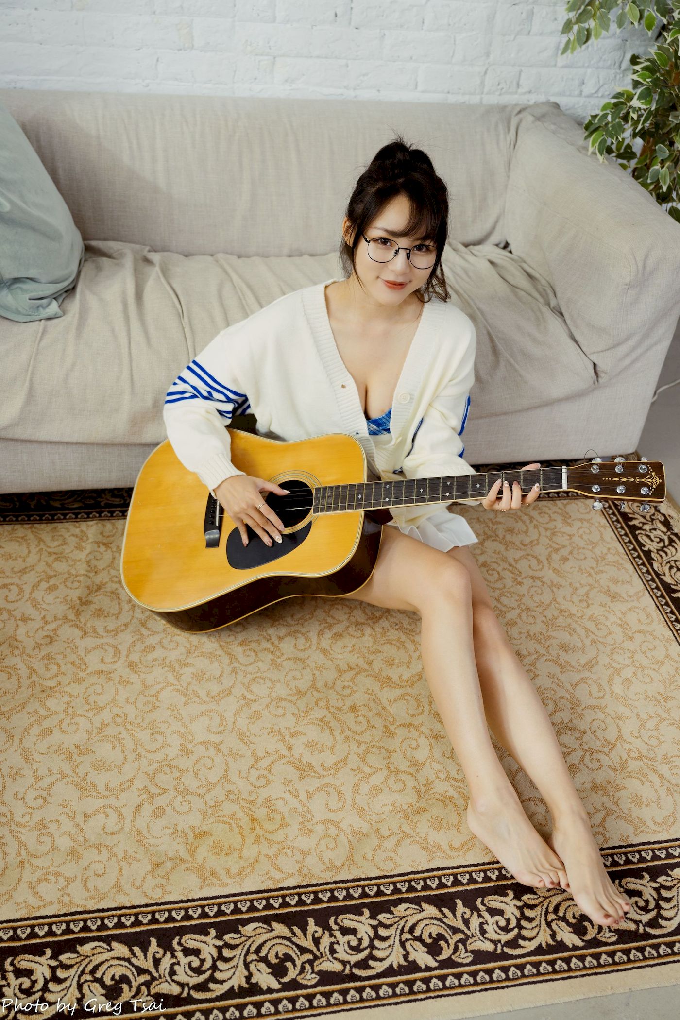 Ashley素色毛衣搭配白色百褶裙居家写真