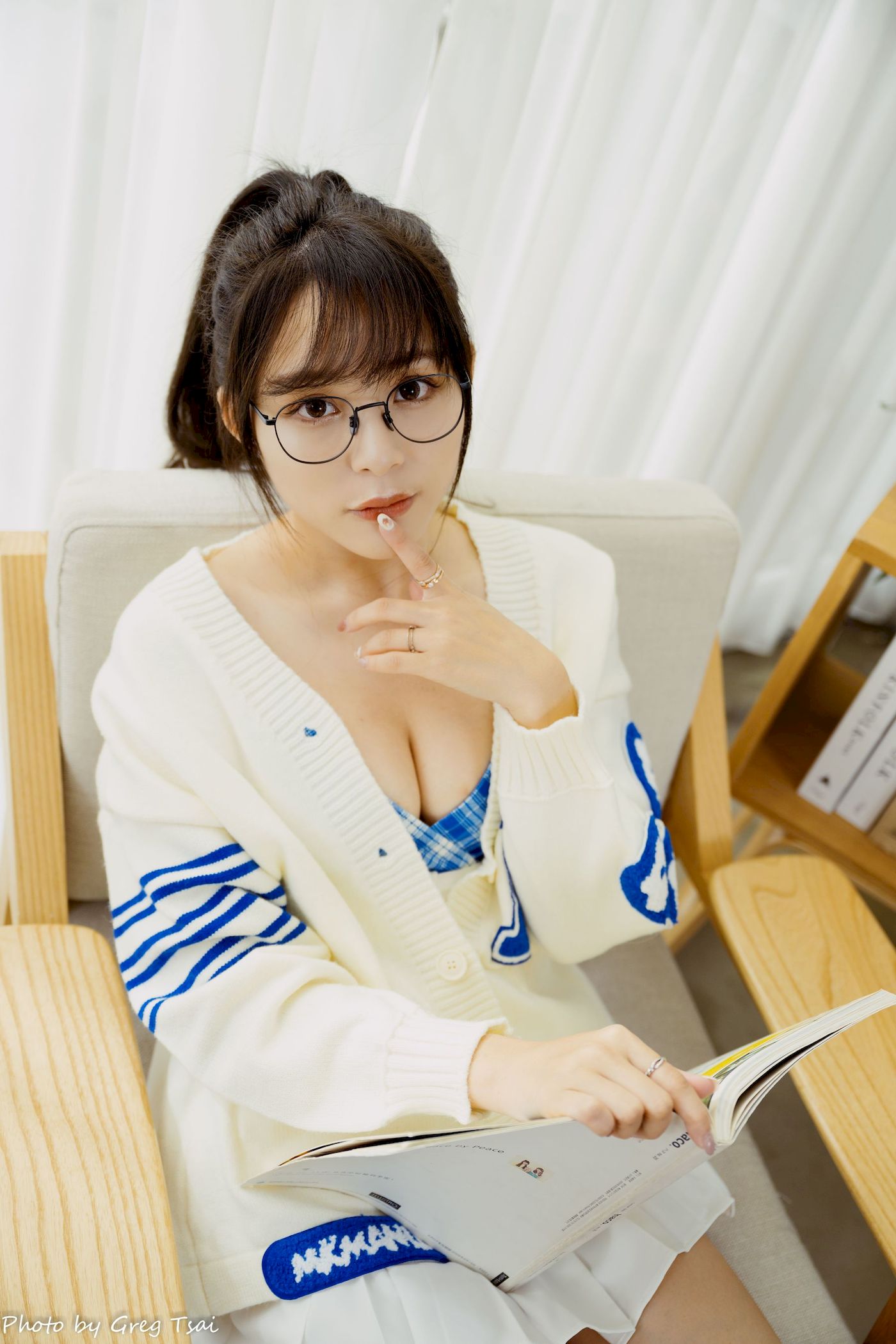 Ashley素色毛衣搭配白色百褶裙居家写真