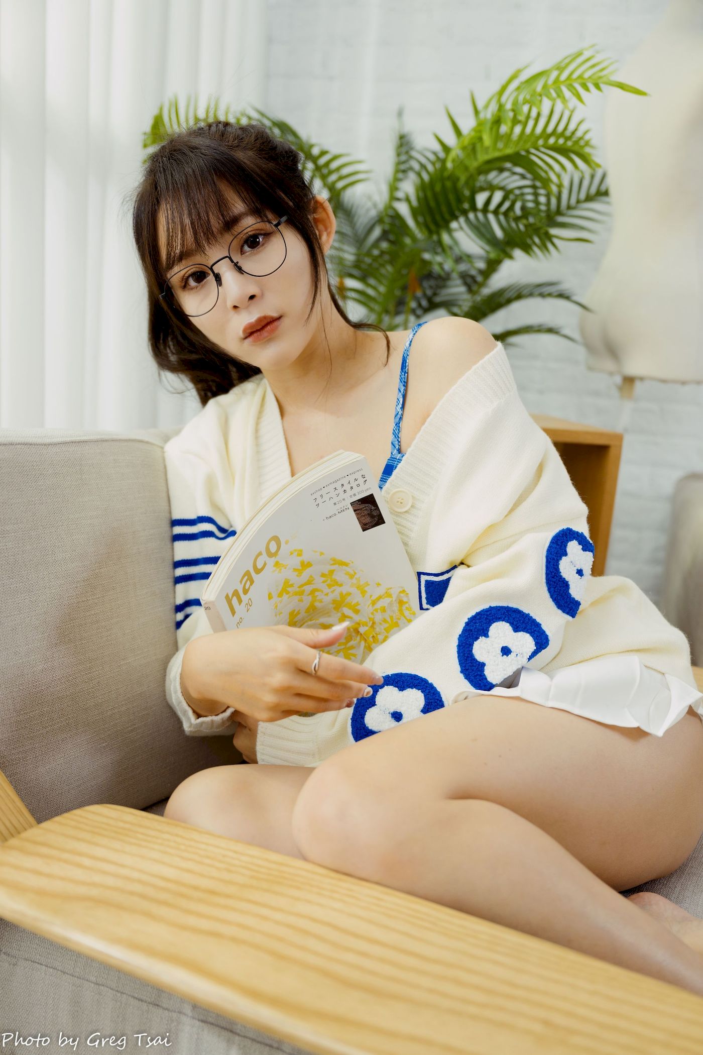 Ashley素色毛衣搭配白色百褶裙居家写真