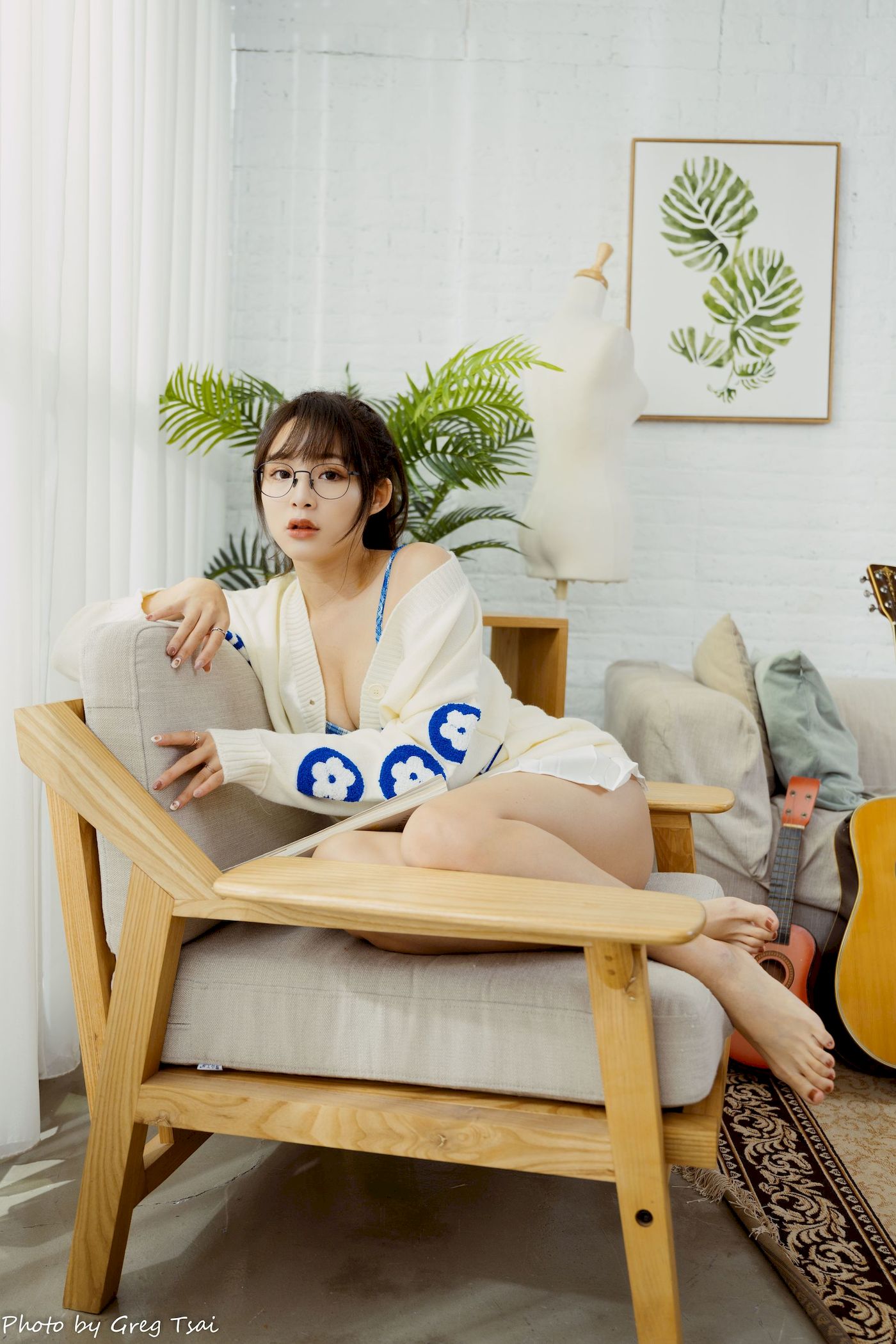 Ashley素色毛衣搭配白色百褶裙居家写真