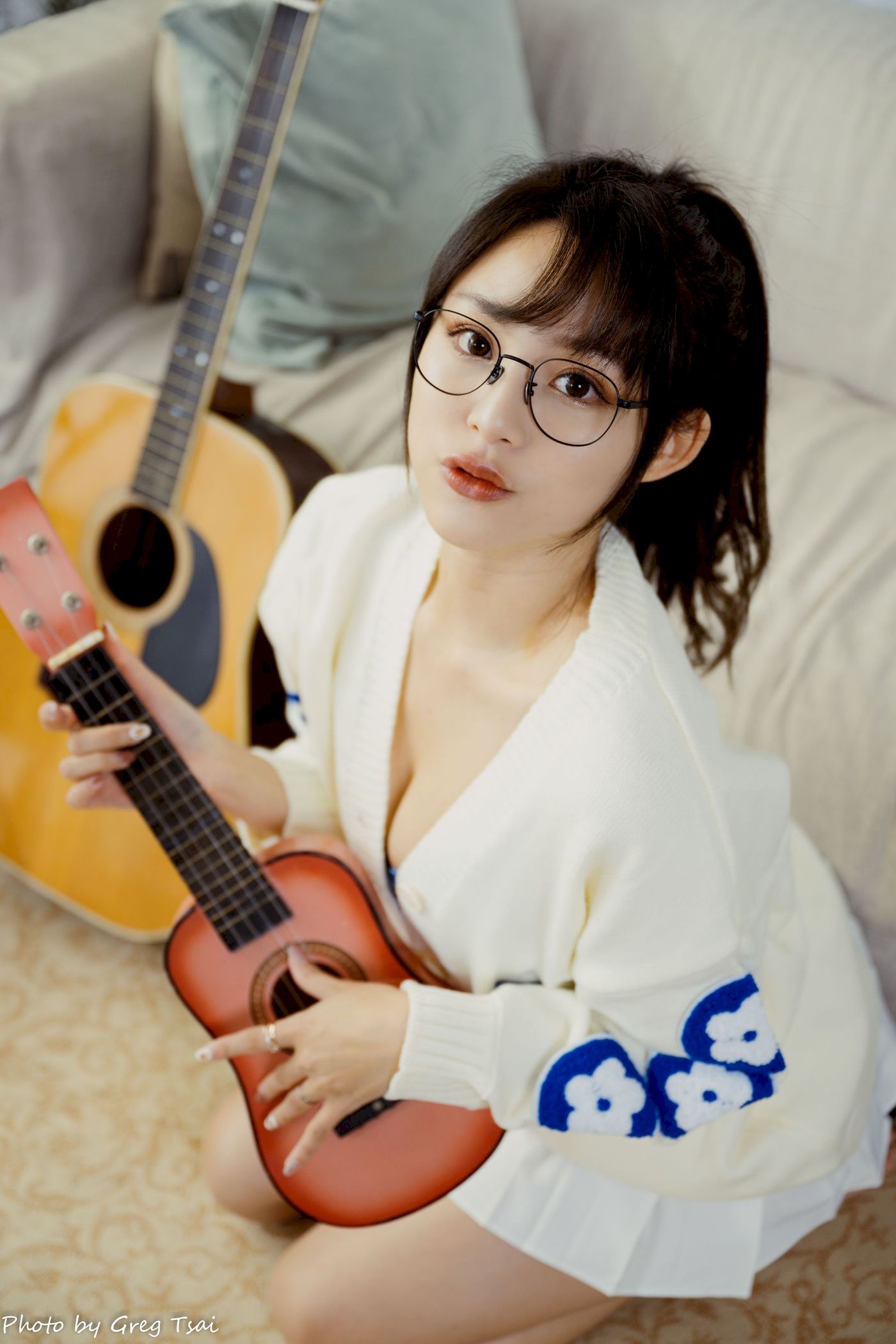 Ashley素色毛衣搭配白色百褶裙居家写真