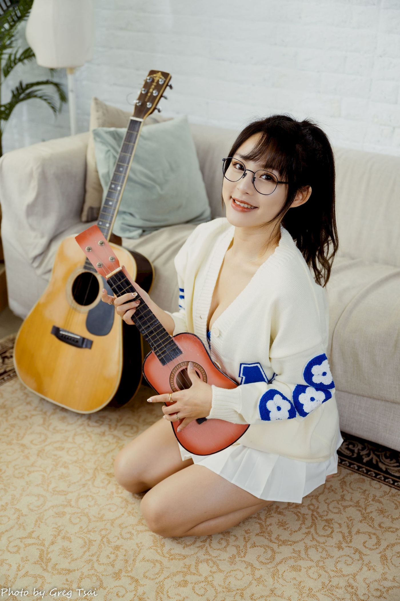 Ashley素色毛衣搭配白色百褶裙居家写真