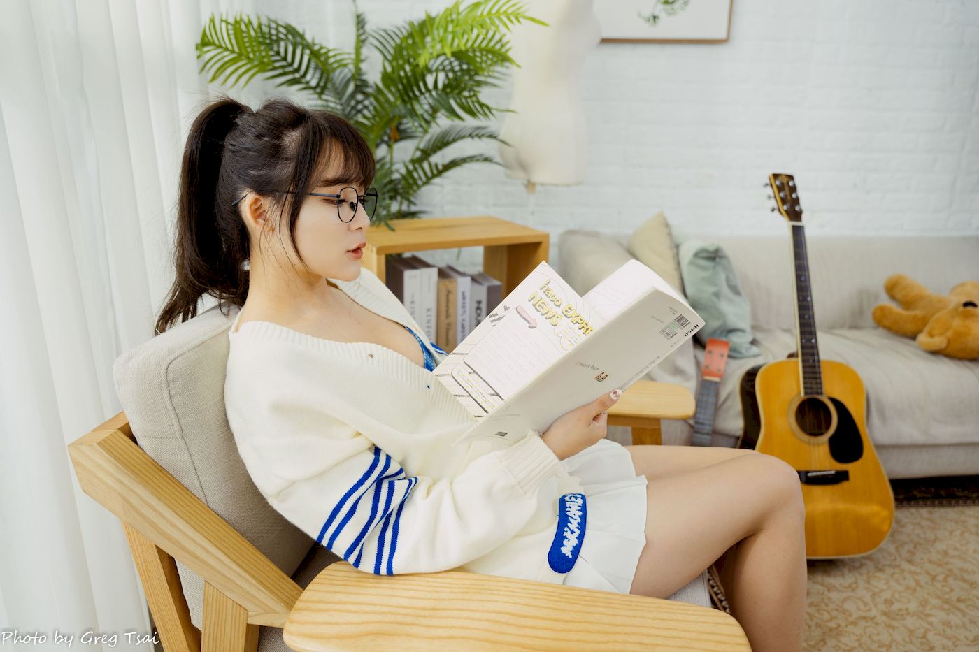 Ashley素色毛衣搭配白色百褶裙居家写真