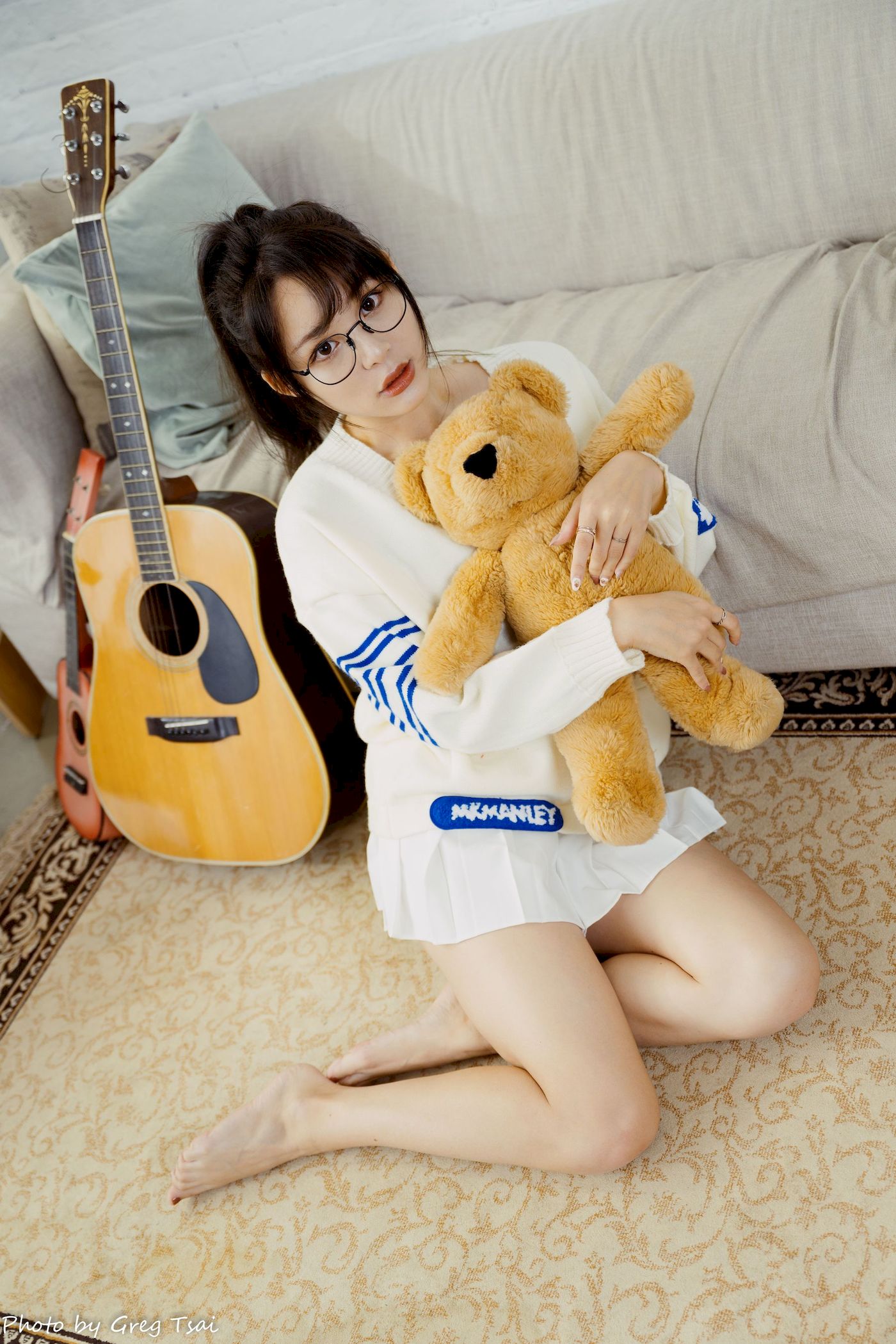 Ashley素色毛衣搭配白色百褶裙居家写真