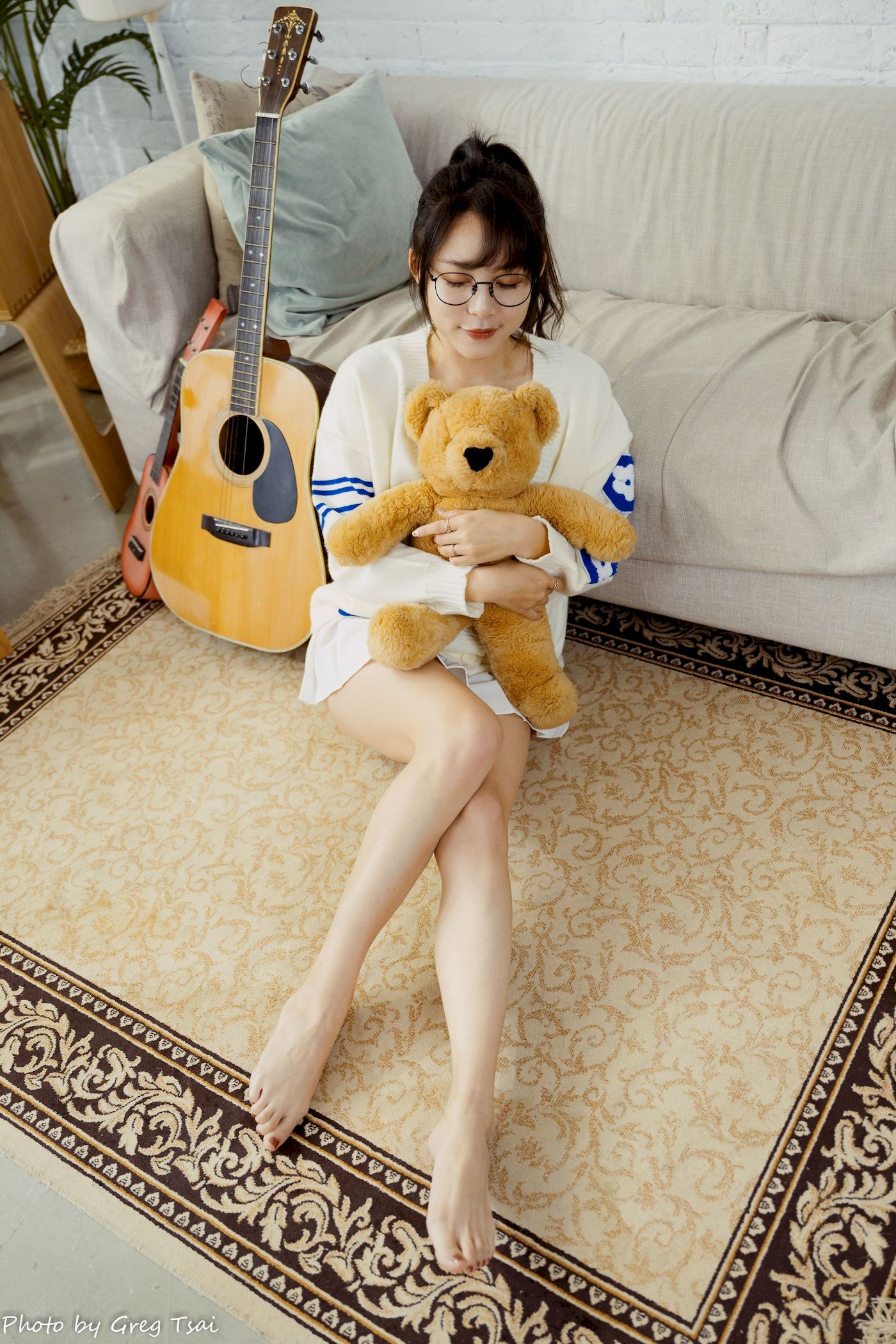 Ashley素色毛衣搭配白色百褶裙居家写真