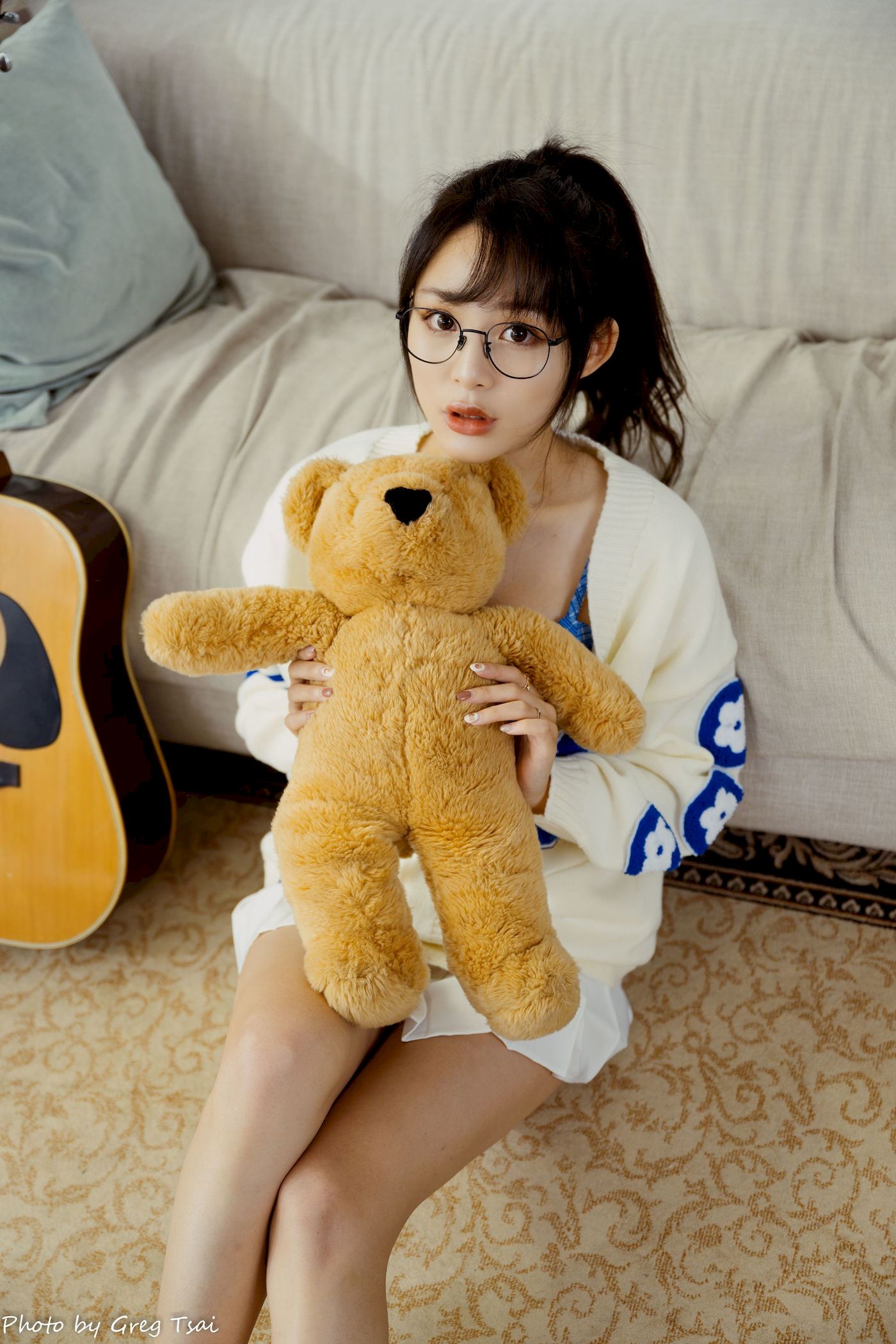 Ashley素色毛衣搭配白色百褶裙居家写真