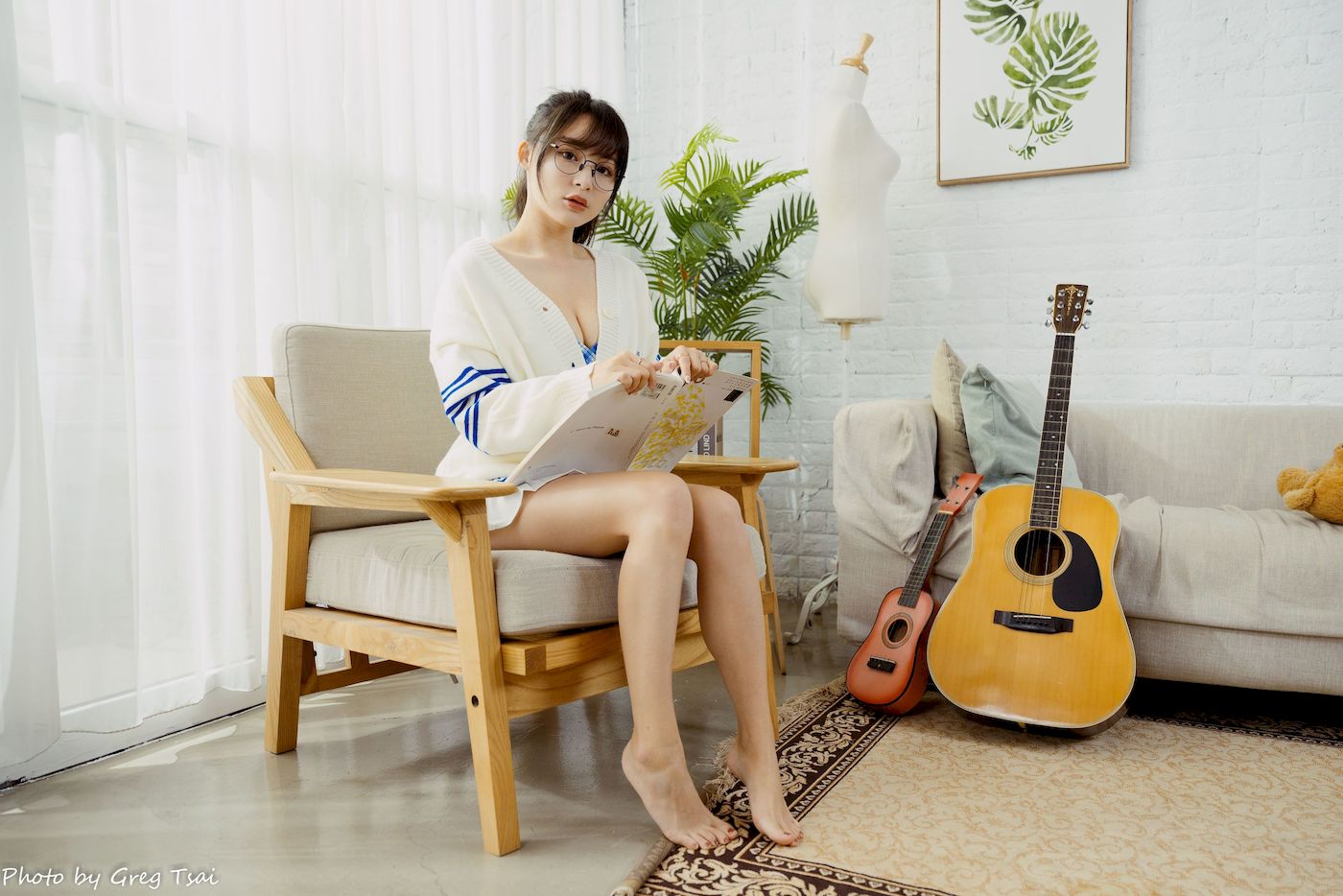 Ashley素色毛衣搭配白色百褶裙居家写真