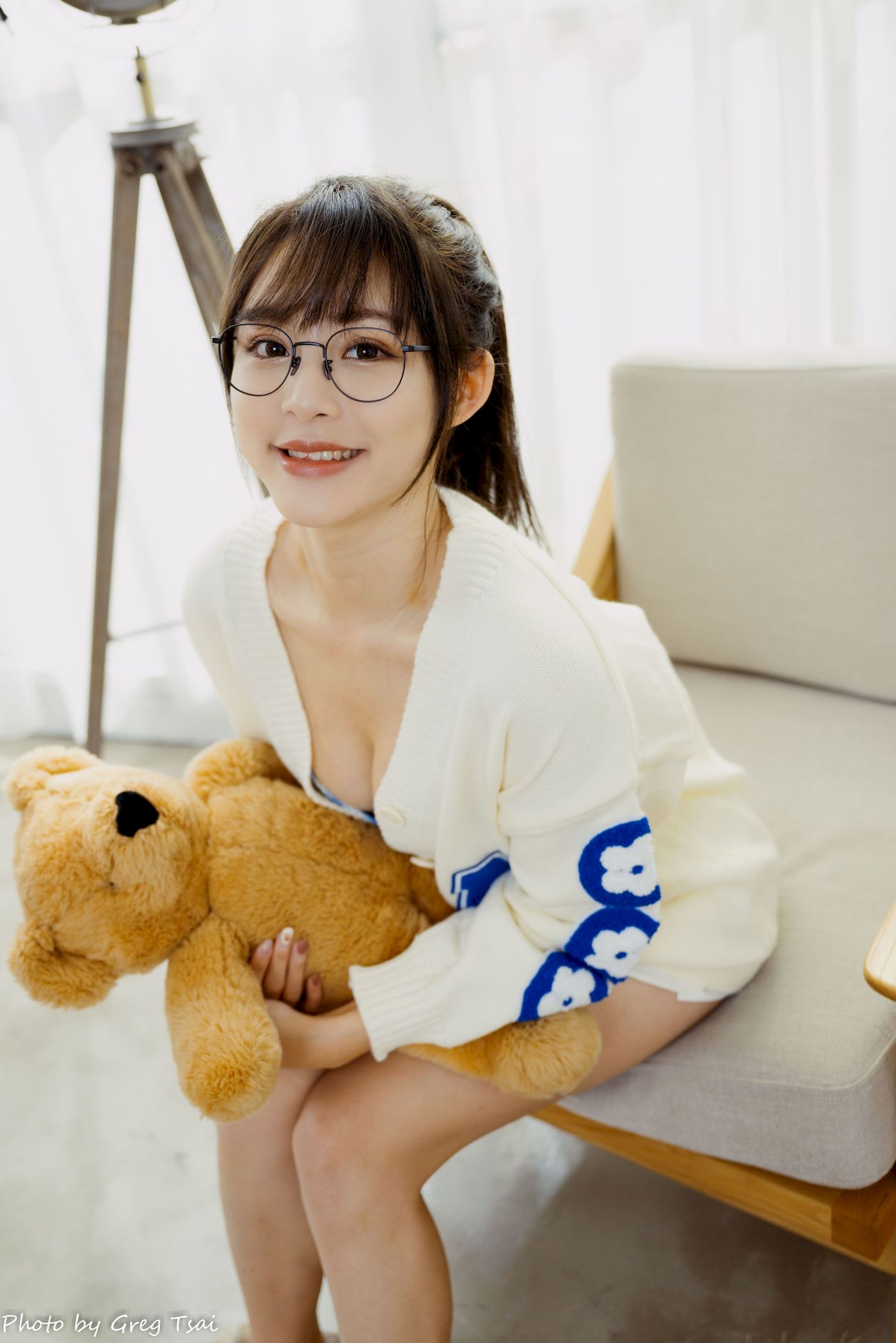 Ashley素色毛衣搭配白色百褶裙居家写真