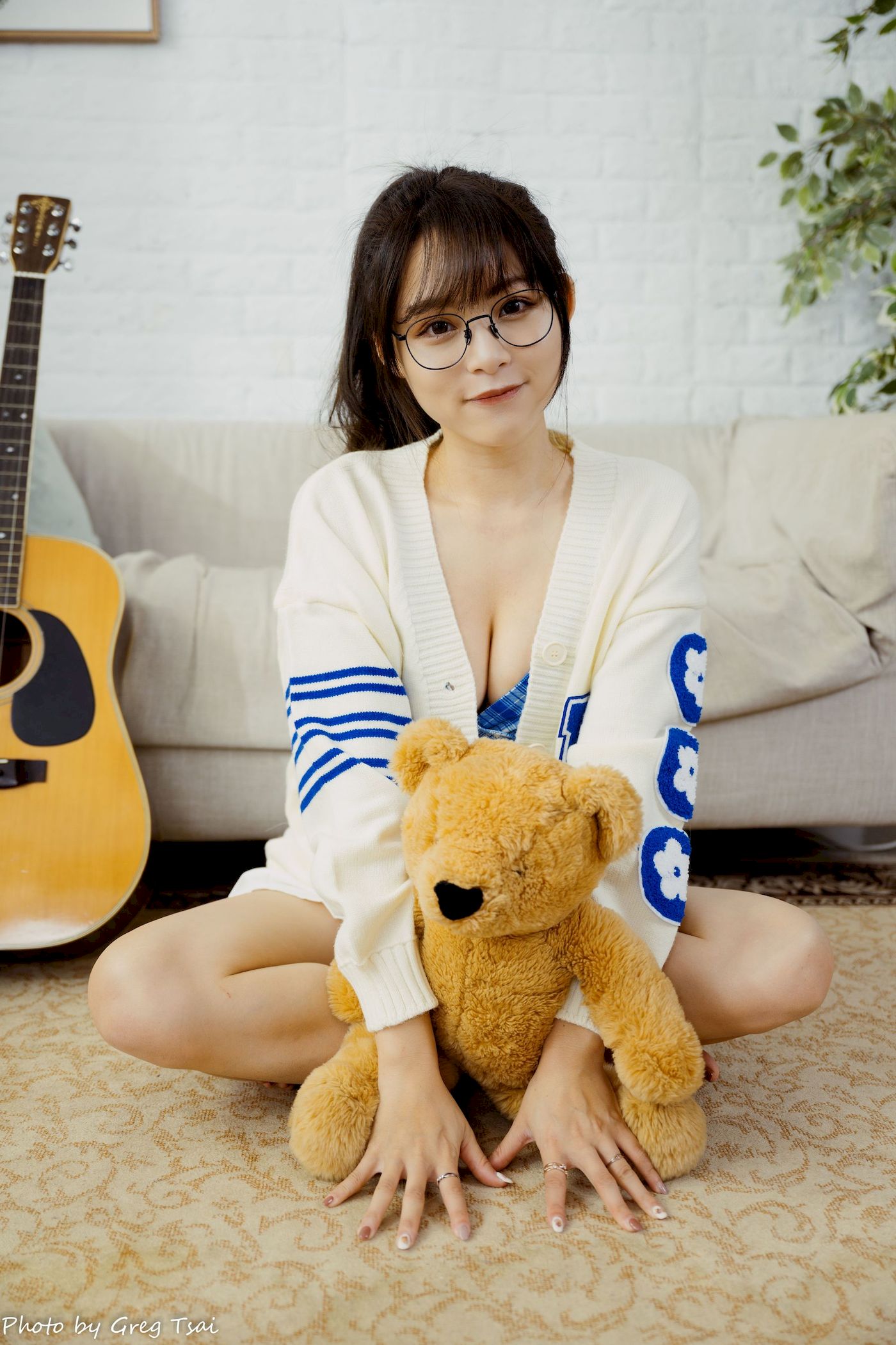 Ashley素色毛衣搭配白色百褶裙居家写真