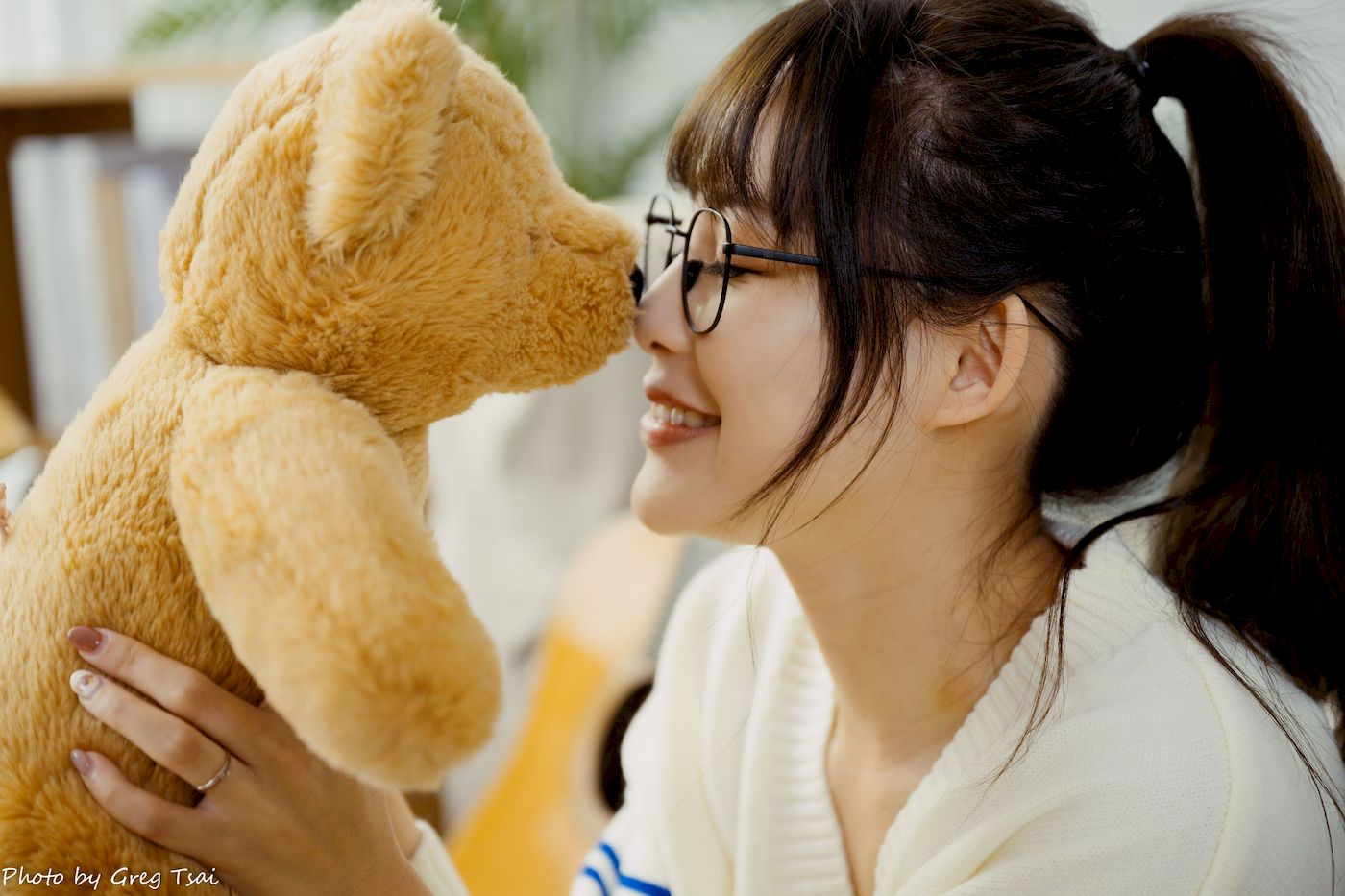 Ashley素色毛衣搭配白色百褶裙居家写真