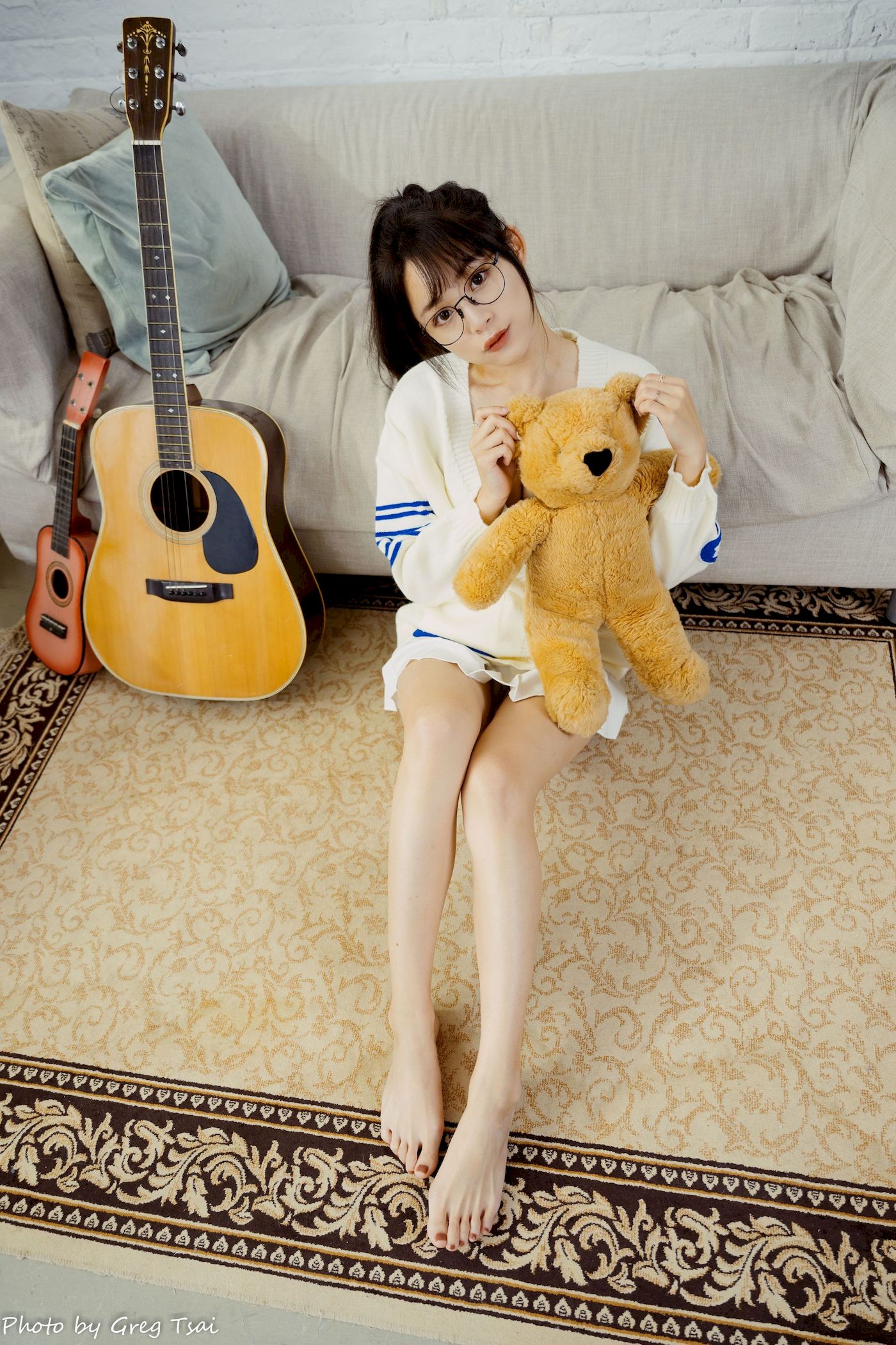 Ashley素色毛衣搭配白色百褶裙居家写真