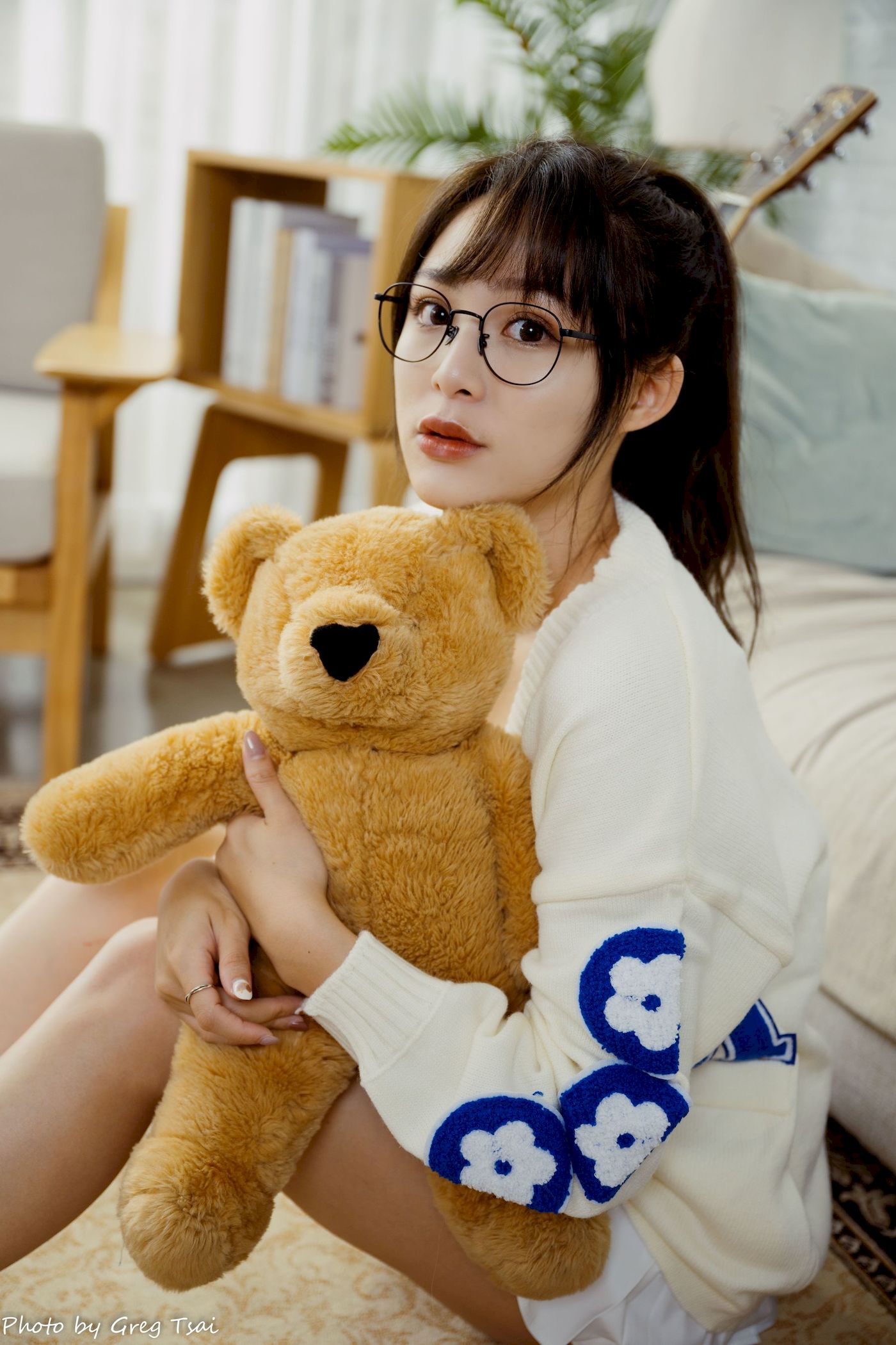 Ashley素色毛衣搭配白色百褶裙居家写真