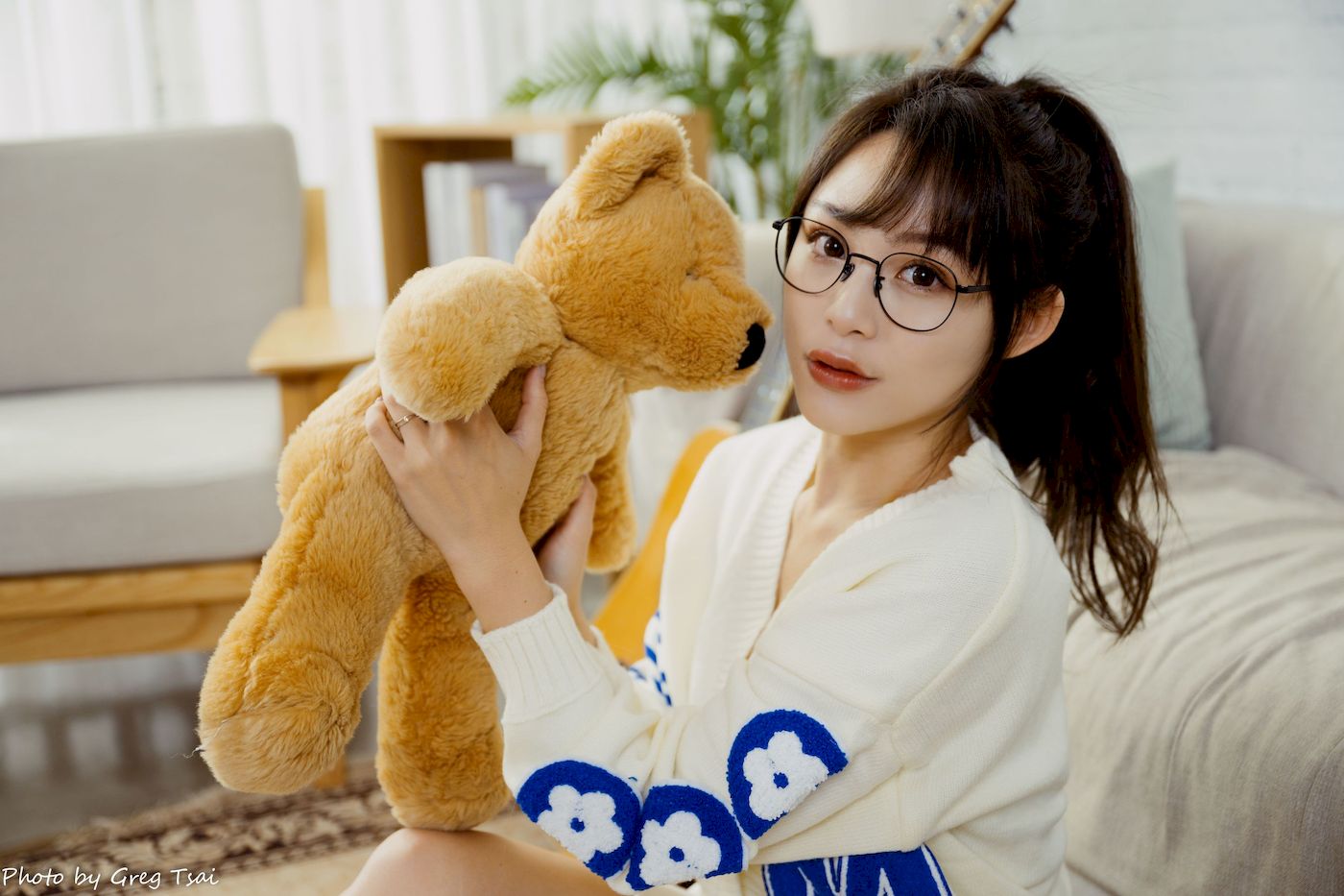 Ashley素色毛衣搭配白色百褶裙居家写真