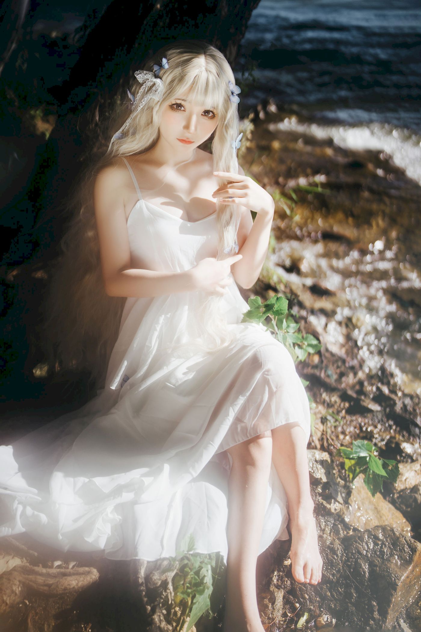 白裙美女是三不是世w