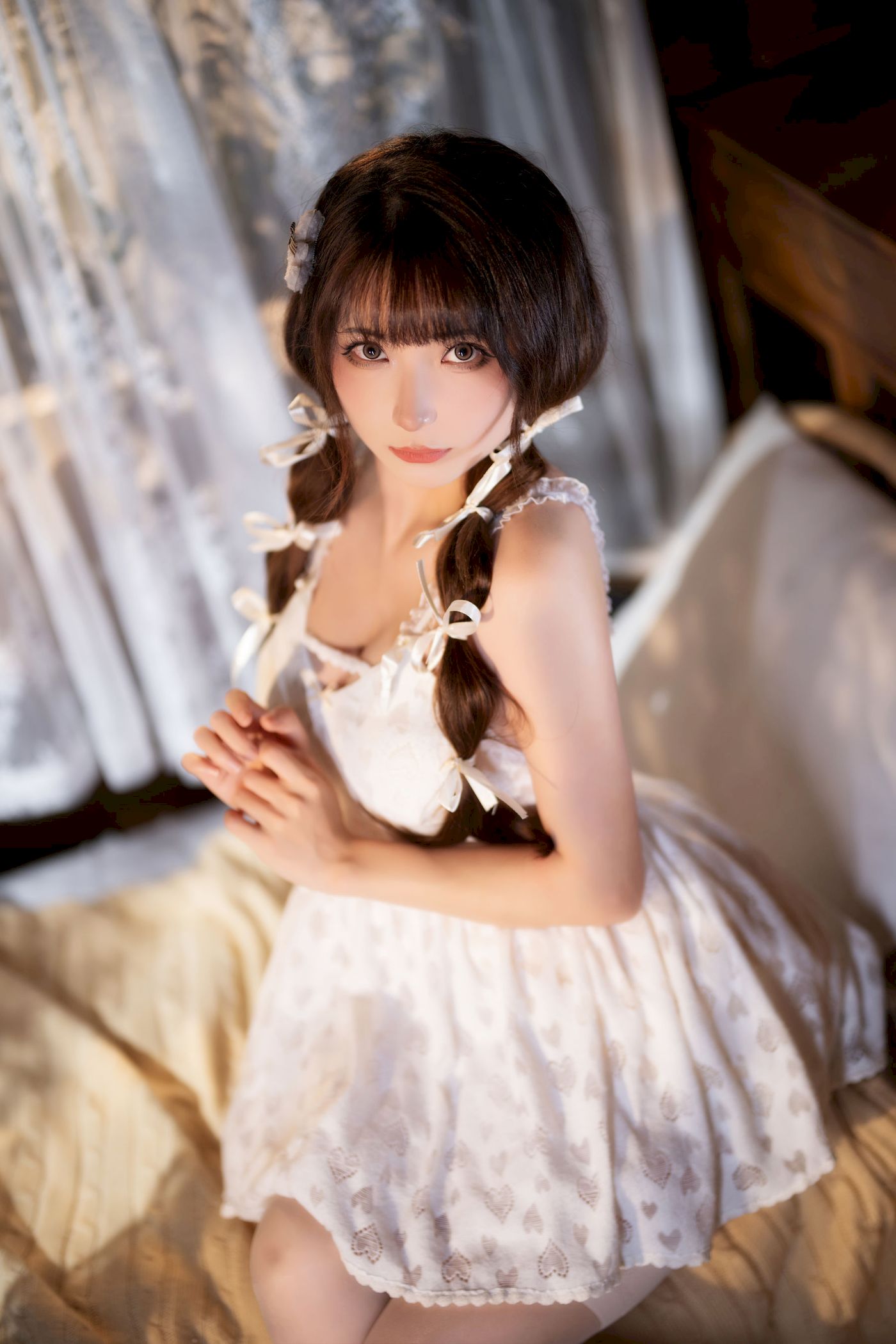 清纯少女是三不是世w素色吊裙白色丝袜居家写真-御萝部落