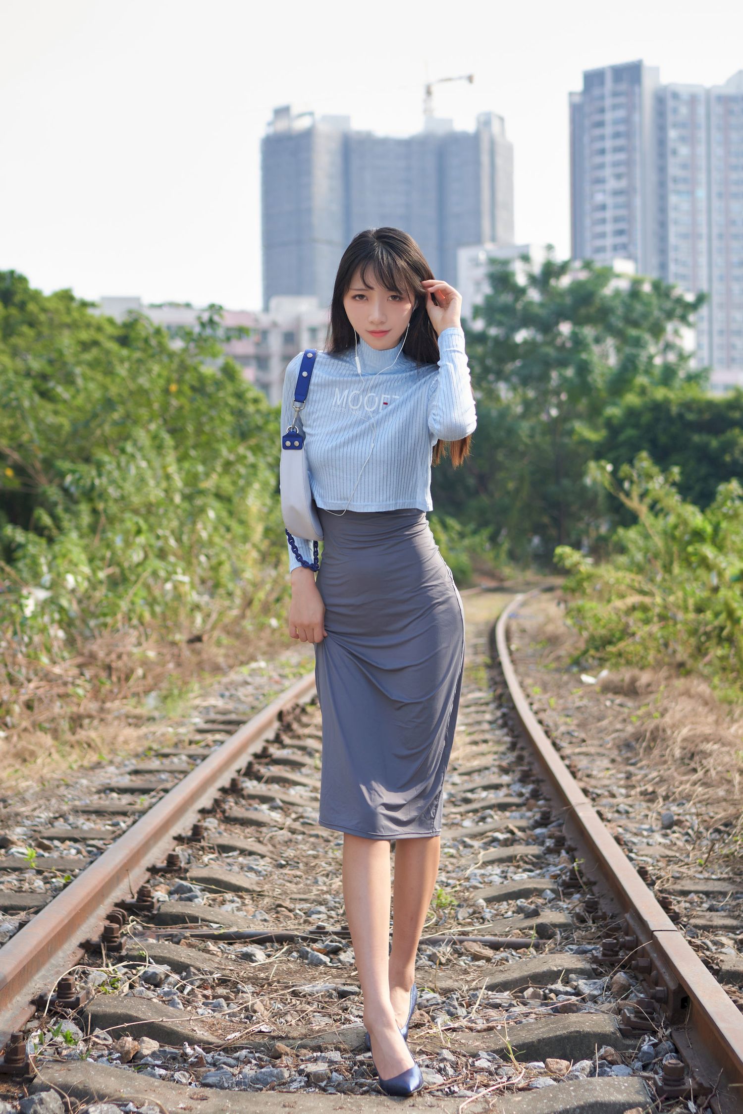 西呱呀呀呀修身素裙铁轨线上清纯写真
