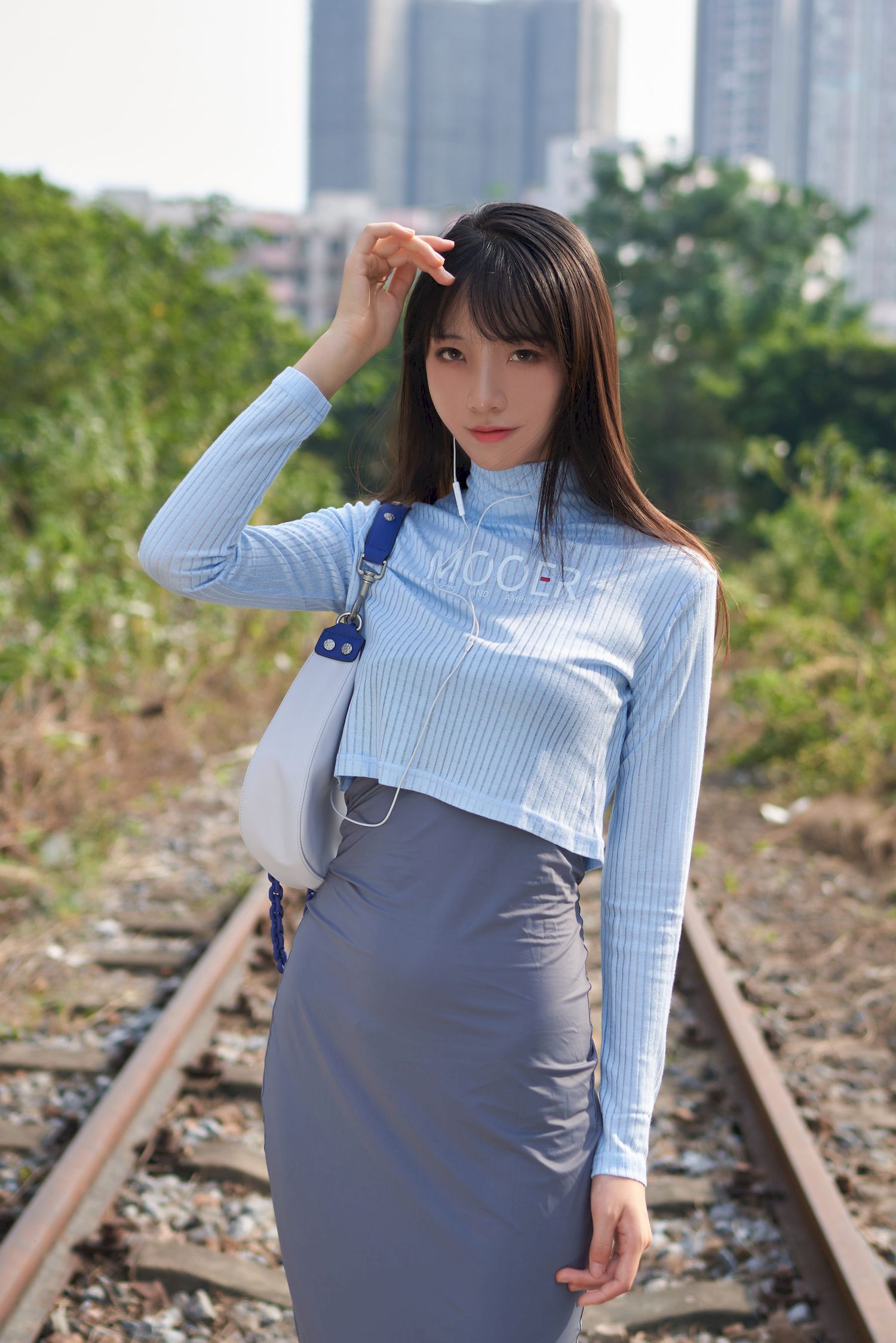 西呱呀呀呀修身素裙铁轨线上清纯写真