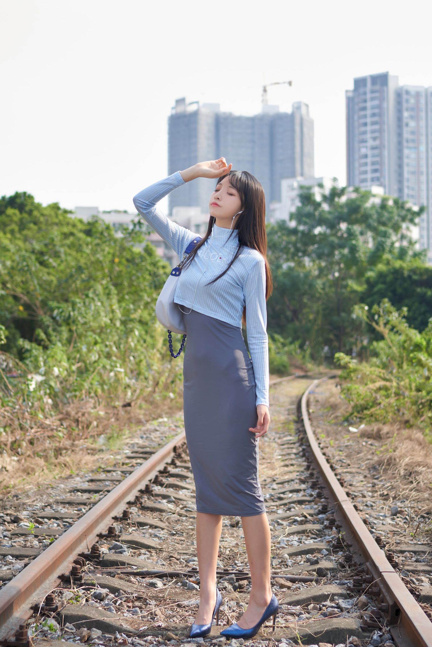 西呱呀呀呀修身素裙铁轨线上清纯写真