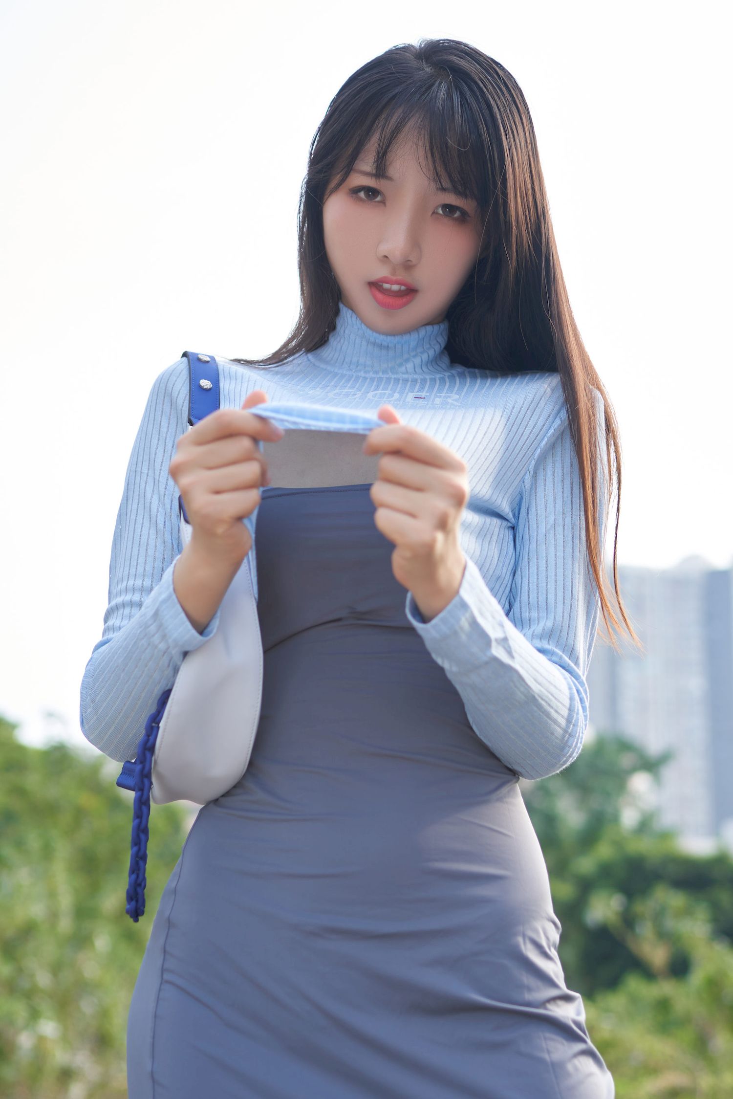 西呱呀呀呀修身素裙铁轨线上清纯写真