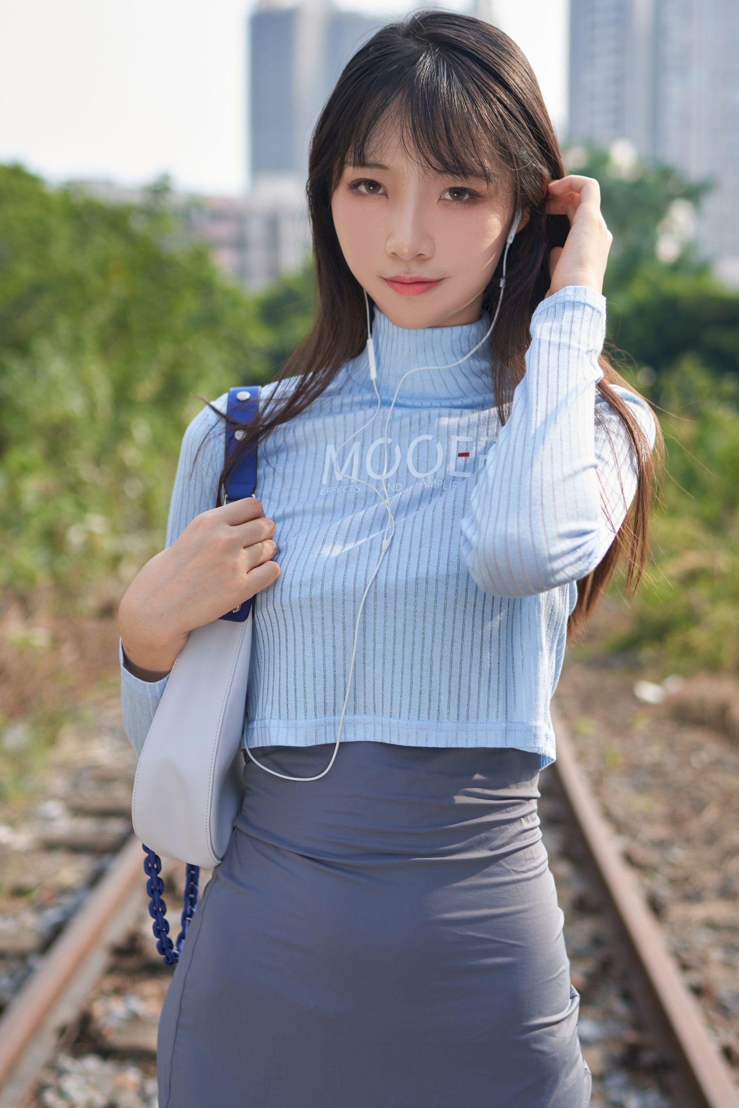 西呱呀呀呀修身素裙铁轨线上清纯写真