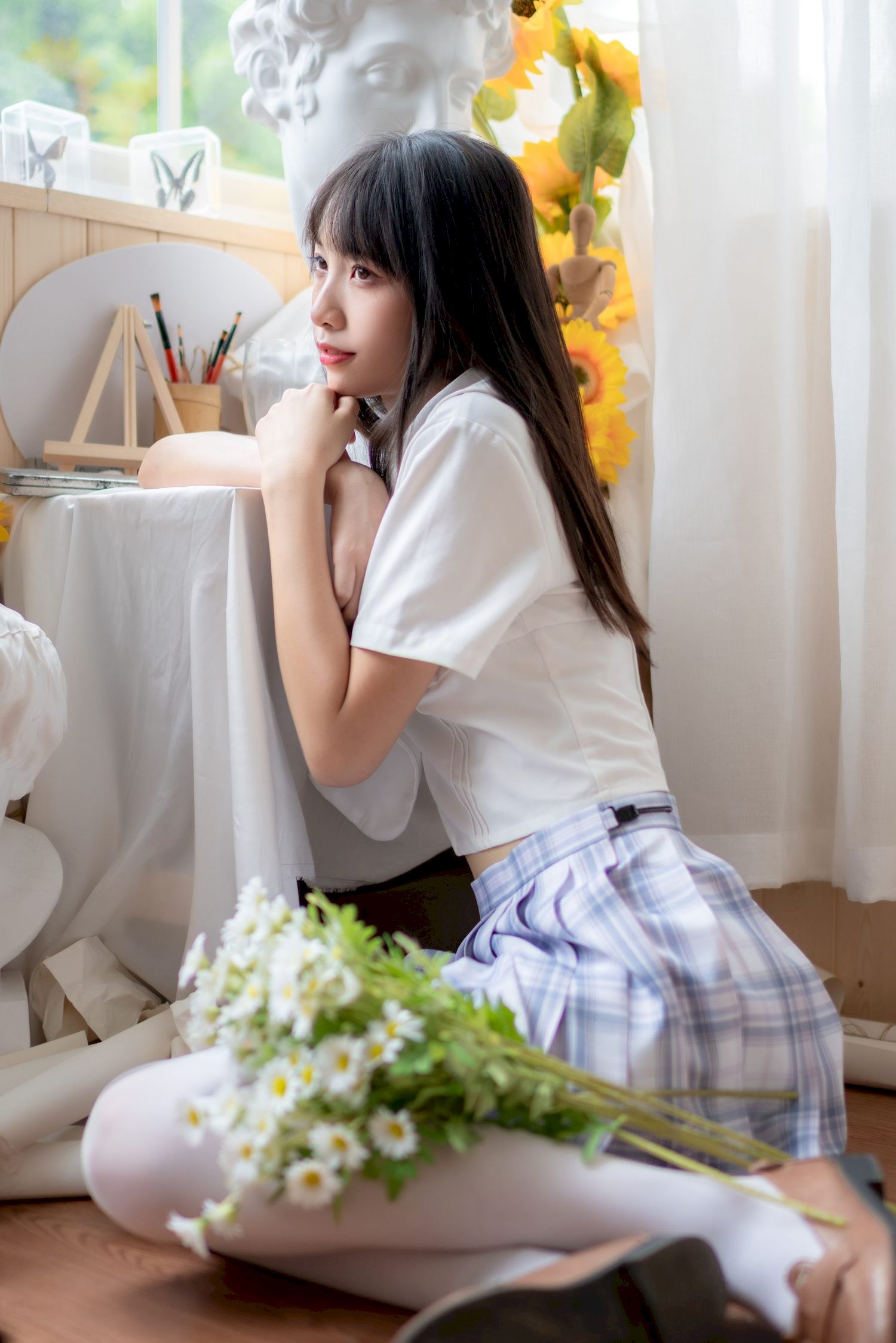 西呱呀呀呀学生制服搭配白色丝袜写真