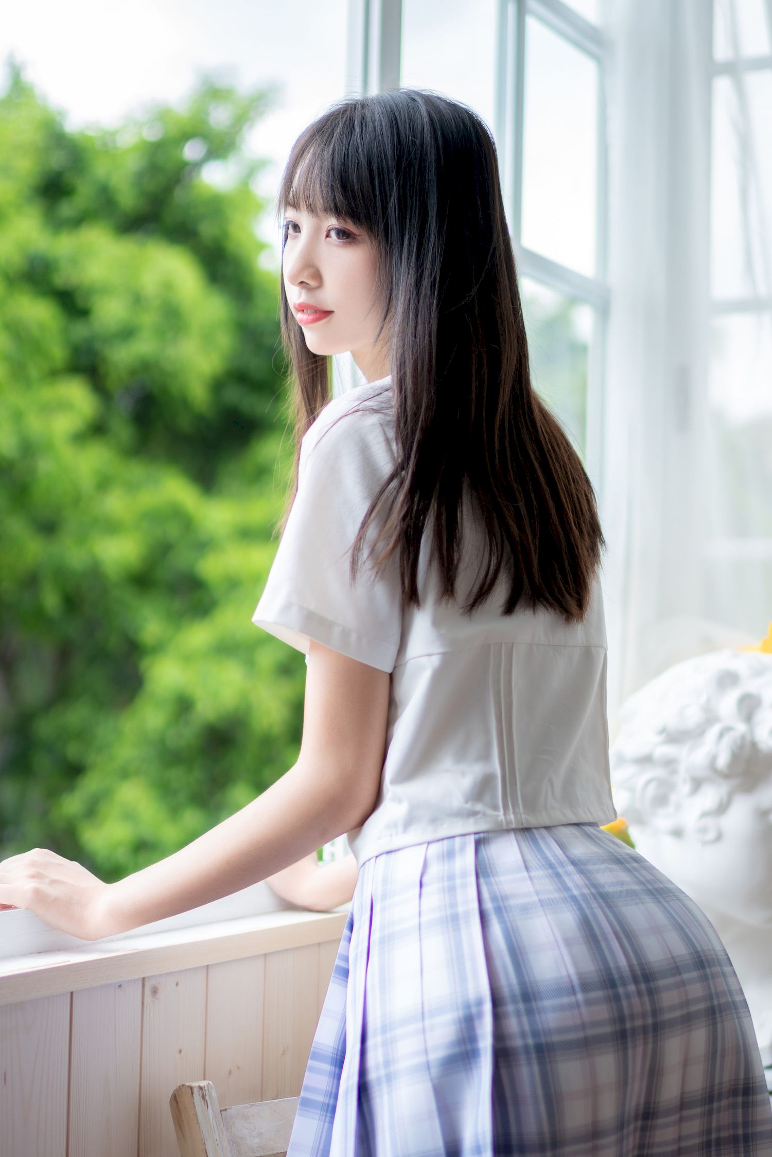 西呱呀呀呀学生制服搭配白色丝袜写真