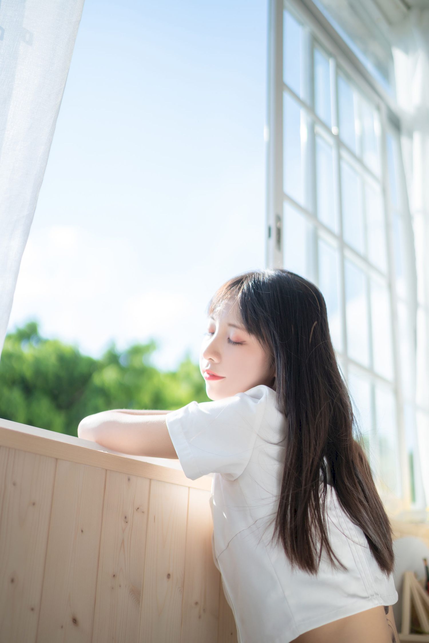 西呱呀呀呀学生制服搭配白色丝袜写真
