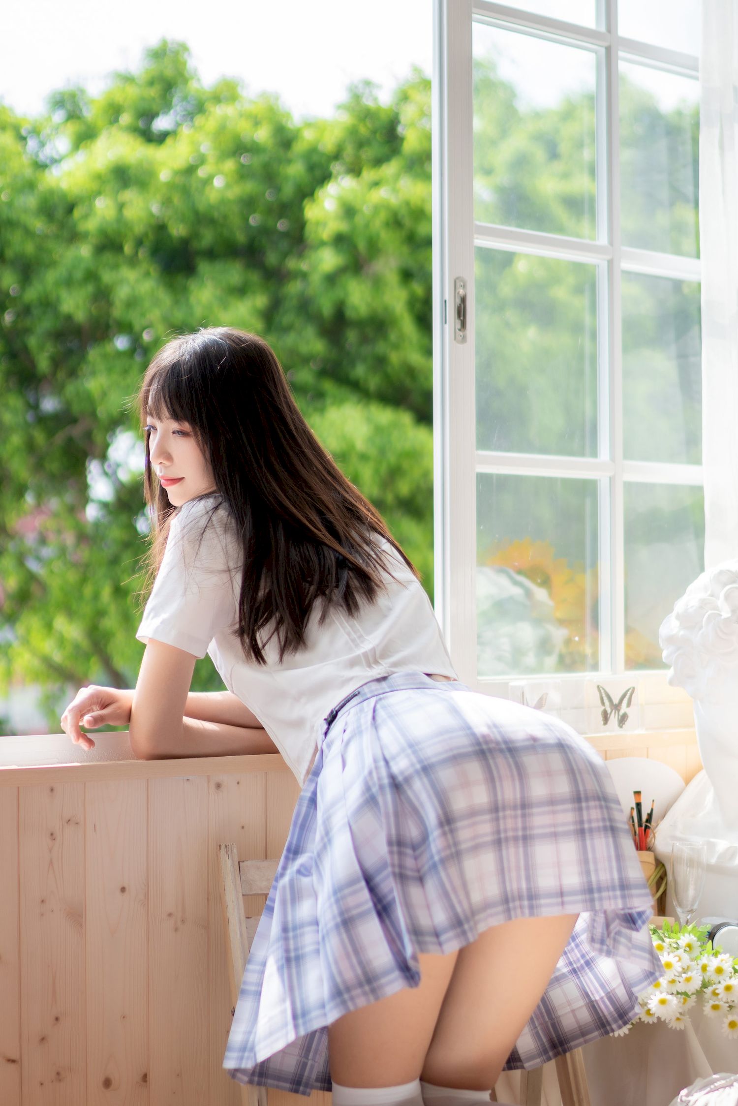 西呱呀呀呀学生制服搭配白色丝袜写真