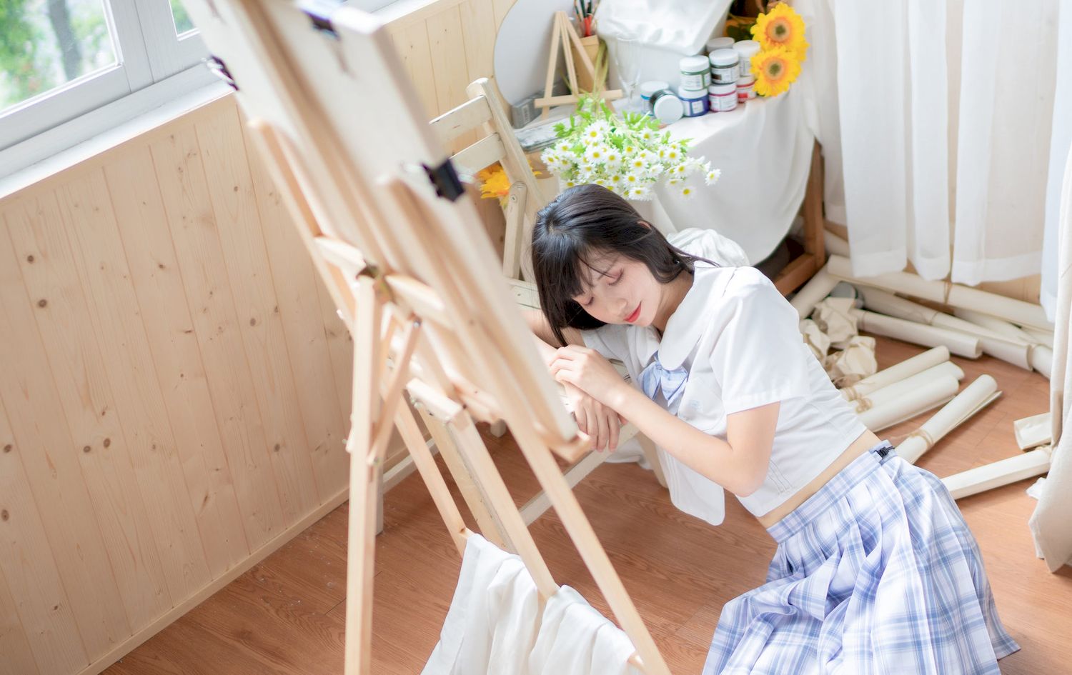 西呱呀呀呀学生制服搭配白色丝袜写真