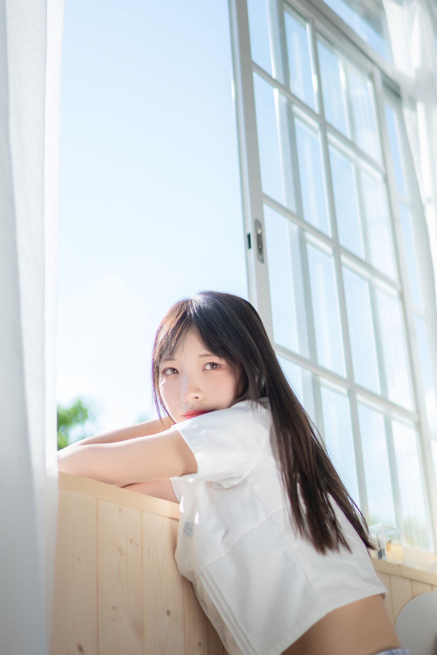 西呱呀呀呀学生制服搭配白色丝袜写真