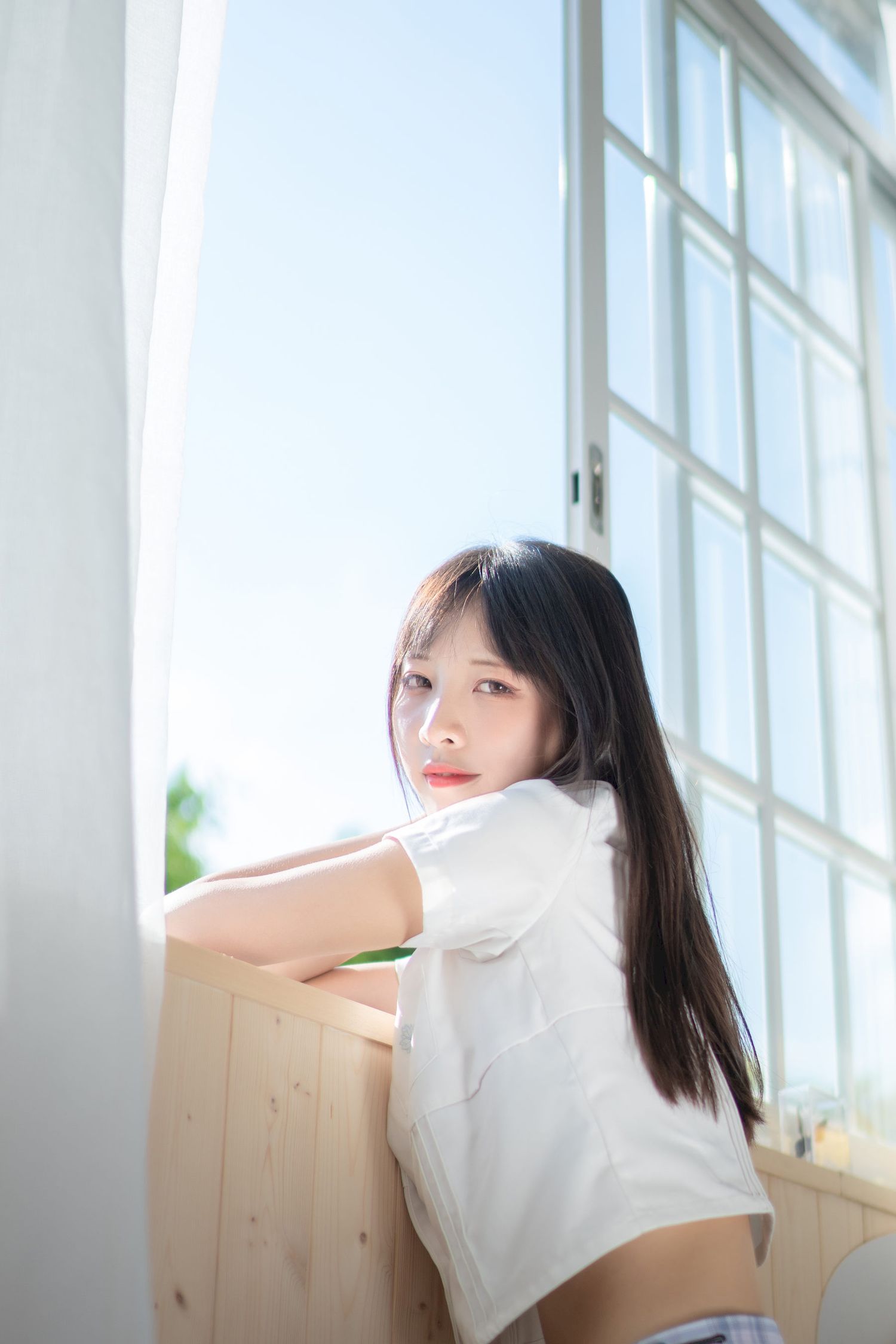 西呱呀呀呀学生制服搭配白色丝袜写真