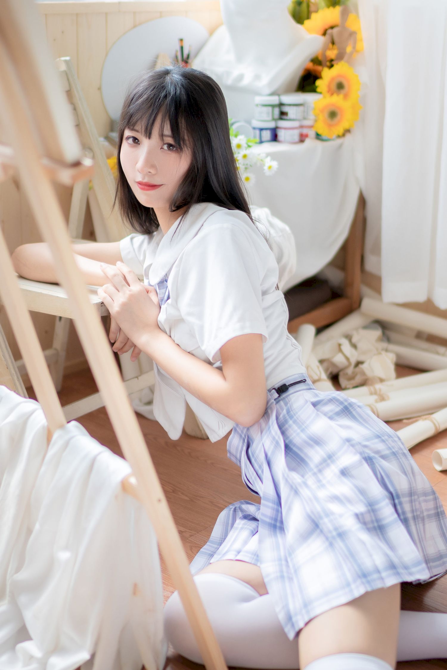 西呱呀呀呀学生制服搭配白色丝袜写真