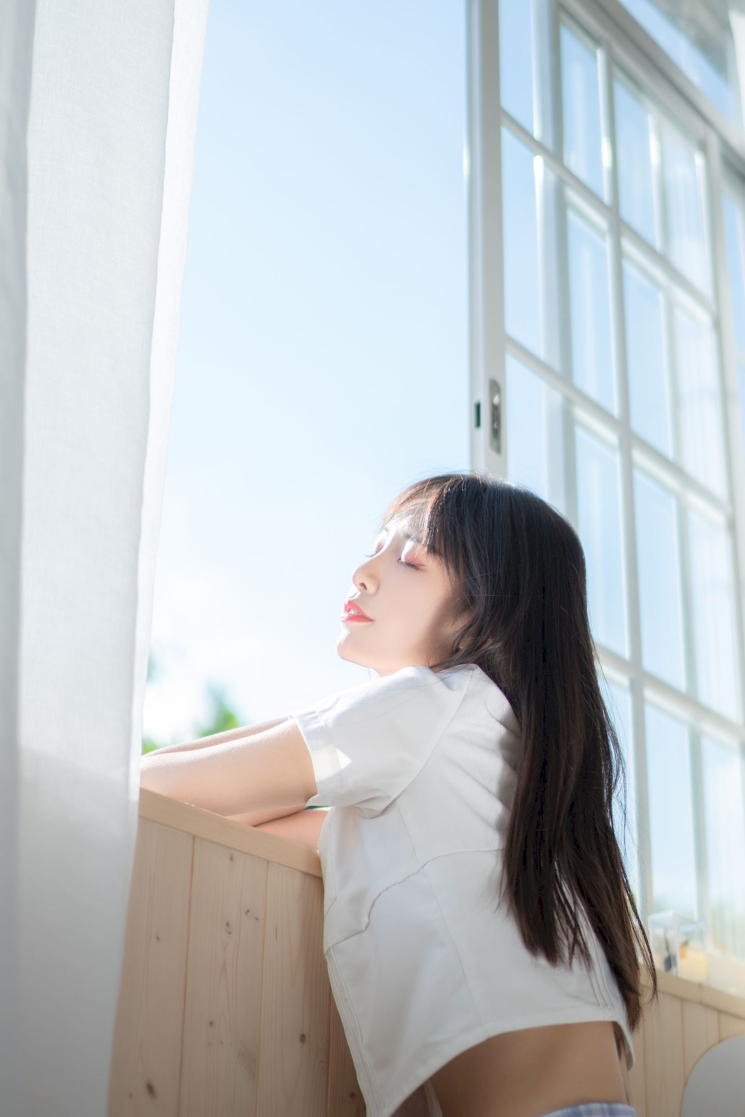 西呱呀呀呀学生制服搭配白色丝袜写真